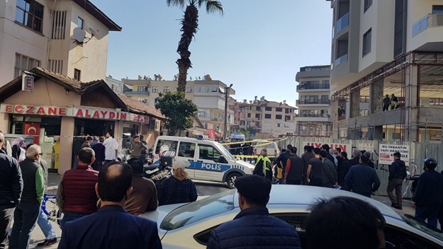 Olay, Şekerhane Mahallesi Yayla Yolu Caddesi üzerinde meydana geldi. Hasan Y., boşanmak üzere olduğu karısı Zehra Y.'yi çalıştığı eczaneye gelerek, konuşmak istedi.