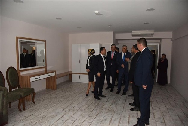 “DEMİRTAŞ KÜLTÜR MERKEZİ HALKIMIZIN İHTİYAÇALARINA EN İYİ ŞEKİLDE CEVAP VEREBİLECEK BİR TESİS”

2016 yılında temeli atılan ve 6 milyon TL’lik bir yatırım olan Demirtaş Kültür Merkezi’nin düğün, nikah ve sünnet gibi organizasyonların yapılabileceği büyük salonuyla, 10 bine yakın kitabın bulunduğu kütüphanesiyle, bilgisayar odasıyla, açık ve kapalı mekanları, otoparkıyla halkın ihtiyaçlarına en iyi şekilde cevap verecek bir sosyal tesis olduğunun altını çizen Belediye Başkanı Yücel, “Proje ve hizmetlerimizi planlarken, Alanya’yı bir bütün olarak düşünüyoruz. Tüm mahallelere eşit ve adaletli şekilde hizmetlerimizi götürüyoruz. Göreve geldiğimizde, “Merkez’de ne varsa, kırsal mahallelerimize de aynısı olacak.” demiştik. İşte bugün bu sözümüzü yerine getiriyoruz” dedi.