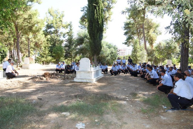 Alanya Belediyesi tarafından 1-7 Eylül tarihleri arasında çeşitli etkinliklerle kutlanacak olan zabıta haftası etkinliklerinin ilki, Hükümet Meydanı’ndaki Atatürk Anıtına çelenk sunulması ile başladı. Atatürk Anıtı önündeki törene Alanya Belediye Başkanı Adem Murat Yücel, Başkan Yardımcıları Adem Er, Mehmet Kula, Nazmi Yüksel, Zabıta Müdürü Hasan Akın, Belediye birim amirleri, davetliler ile zabıta personeli katıldı.