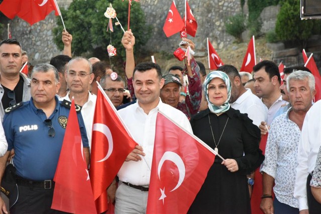 Alanya’da 15 Temmuz Demokrasi ve Milli Birlik Günü dolayısıyla program düzenlendi. Şelale önünden başlayan Milli Birlik Yürüyüşüne Alanya Kaymakamı Mustafa Harputlu, Alanya Belediye Başkanı Adem Murat Yücel, Alanya Alaaddin Keykubat Üniversitesi Rektörü Ahmet Pınarbaşı, İlçe Jandarma Komutanı Yarbay Serkan Akbaba, Emniyet Müdürü Haşim Çakmaklı, protokol üyeleri, siyasi parti ilçe başkanları, kurum müdürleri ve vatandaşlar katıldılar. Atatürk Anıtı’nda sona eren yürüyün ardından Alanya Belediyesi Mehter Takımı sahne aldı. Öğrencilerin şiirleri ile devam eden etkinliklerin ardından 15 Temmuz şehitleri için Kuran-ı Kerim okundu.