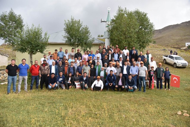 BAŞKAN YÜCEL’E YOL VE ÇARDAK TEŞEKKÜRÜ

Batı yaylalarında basılmadık yer bırakmayan Başkan Yücel’e vatandaşlar yoğun ilgi gösterirken, muhtarlar ve vatandaşlar geçtiğimiz yıl yapılan ziyarette yol, altyapı ve çardak istekleri karşılandığı için Başkan Yücel’e teşekkürlerini iletti.