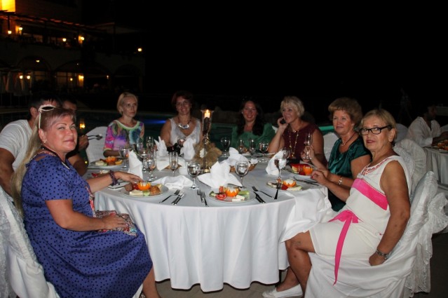 Alanya Utopia Otel’de Alanya Turistik İşletmeciler Derneği’nin (ALTİD) de katkılarıyla yapılan forumun kapanış kokteyline çok sayıda sanatçı ve davetli katıldı. Gecede organizasyonda emeği geçen kurumların temsilcilerine ışıklı Alanya görseli hediye edildi.