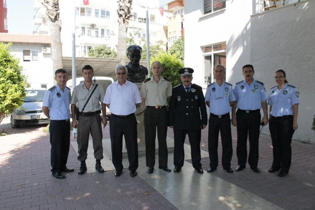 Alanya Belediye Başkan Yardımcısı, Birim Amirleri ve zabıta ekipleri Zabıta Haftası nedeniyle Konaklı Pazarı ve Avsallar Çarşısı’nda halka ve esnaflara çiçek dağıttı.