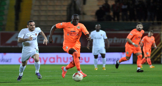 Alanyaspor, Karşıyaka karşısında 2-0'lık skor avantajını koruyamadı, Adana Demirspor maçında olduğu gibi yine son dakika yediği golle hem 2 puandan hemde liderlikten oldu. 

PTT 1. Lig'in 24. haftasında oynanan karşılaşmada Multigroup Alanyaspor sahasında Karşıyaka ile 2-2 berabere kaldı. 

STAT: Alanya Oba Stadı

HAKEMLER: Süleyman Abay, Gökmen Olgaç, Candaş Elbil

MULTİGROUP ALANYASPOR: Haydar- Yasin, Ahmet, Sezer, Kerem Can, Timuçin, Emre, Tayfur (Dk.78 Perovic), Barış (Dk.55 Caner), Sinan (Dk.84 Efecan), Ayite

KARŞIYAKA: Behram- Zeki, Tayfun (Dk.60 Şahin), Ömer Can, Tisdell, Can (Dk.68 Mahmut), Youssef, Efe Halil, Mustafa, Berkay Can, İbrahim (Dk.46 Gökhan)

GOLLER: Dk.1 Sinan, Dk.45 Timuçin (MultigroupAlanyaspor), Dk.51 Youssef, Dk.89 Gökhan (Karşıyaka)

KIRMIZI KART: Dk.90 Ayite (MultigroupAlanyaspor)

SARI KARTLAR: Sinan, Barış, Emre (MultigroupAlanyaspor), Can, Youssef, Ömer Can, Behram (Karşıyaka)

Karşılaşmanın 20. saniyesinde turuncu yeşilliler faul atışını çabuk kullandı. Tayfur’un pasında Sinan kaleciyi çalımlayarak topu ağlarla buluşturdu: 1-0. 18. dakikada Kerem Can’ın ortasında Tayfur kafa vurdu, top auta çıktı. 20. dakikada Zeki’nin ortaladığı topta Tisdell’in kafa vuruşu az farkla auta gitti. 21. dakikada Tisdell’in uzaktan sert şutunu Haydar son anda kornere çeldi. 30. dakikada Kerem Can’ın ortasında savunmadan dönen topa bu oyuncu ayağının dışıyla sert vurdu top direğin üstünden auta gitti. 35. dakikada Yasin sağ kanattan ceza alanına sokuldu. Bu oyuncunun içeriye sert çevirdiği topu Tayfur güçlükle kontrol etti ancak tehlikeyi savunma uzaklaştırdı. 37. dakikada Ayite, Tayfur’dan aldığı pasla uzaktan sert vurdu ancak top az farkla auta çıktı. 41. dakikada topu rakibinden kurtaran Barış geriden gelen Tayfur’un önüne bıraktı. Bu oyuncunun şutunu kaleci güçlükle kornere çeldi. 45. dakikada gelişen ani atakta Kerem Can’ın soldan ortasına Ayite kayarak vurdu, direkten dönen topu Timuçin ağlarla buluşturdu: 2-0. Karşılaşmanın ilk yarısı 2-0 turuncu yeşilli takımın üstünlüğüyle tamamlandı. 

50. dakikada Emre'nin pasında savunmanın arasında topu kontrol eden Sinan dönerek kaleyi vurdu kaleci Behram gole izin vermedi. 51. dakikada Youssef uzaktan vurdu, yerden giden top köşeden filelere gitti: 2-1. 63. dakikada Emre topu rakibinden kurtararak Ayite'ye verdi. Ceza alanına giren Ayite açısını kaybetti ancak sağ çaprazdan kaleye vurdu. Top yan ağlarda kaldı. 83. Dakikada Youssef’in ortasında Gökhan’ın kafa vuruşu üstten auta gitti. 88. Dakikada Efecan’ın pasında savunmanın arasında topla buluşan Perovic bekletmeden kaleye vurdu ancak top az farkla yandan auta gitti. 89. dakikada turuncu yeşilli savunma topu ceza yayında kaptırdı. Solda boşta kalan Gökhan sert bir vuruşla topu Haydar’ın solundan filelere gönderdi: 2-2. 90. Dakikada rakibine faul yapan Ayite kırmızı kartla oyundan atıldı. 90+5. dakikada Efecan rakibinden sıyrılarak topu Emre’ye aktardı. Bu oyuncu uydun durumda kaleye vurmak yerine pas vermeyi tercih edince top auta gitti. Karşılaşma 2-2 berabere sona erdi. 

İşte PTT 1.Lig Puan Durumu

1.ADANASPOR A.Ş.		41
2.MULTIGROUP ALANYASPOR		40
3.KARDEMİR KARABÜKSPOR		40
4.ADANA DEMİRSPOR		39
5.GİRESUNSPOR		        36
6.VARTAŞ ELAZIĞSPOR		36
7.BALIKESİRSPOR           	33
8.GÖZTEPE A.Ş.		        33
9.GAZİANTEP B.Ş. BLD.SPOR	32
10.ALTINORDU A.Ş.		32
11.BOLUSPOR	        	32
12.SAMSUNSPOR           	31
13.ALİMA YENİ MALATYASPOR	28
14.ŞANLIURFASPOR		25
15.1461 TRABZON		        23
16.KAYSERİ ERCİYESSPOR		21
17.DENİZLİSPOR          	21
18.KARŞIYAKA	        	19

Ceza Puanı Alan Takımlar

Takım Adı	Ceza Puanı

SAMSUNSPOR	3
DENİZLİSPOR	3