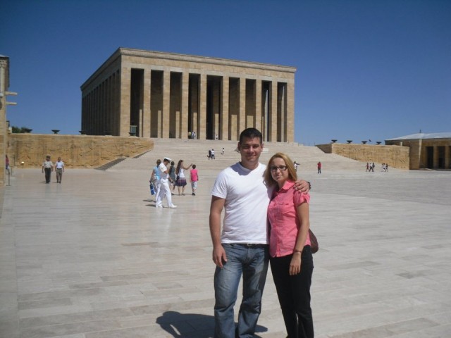 Aslen Konya Dedem'li olan, Hamburg'da doğup Alanya'da büyüyen Özel Harekatçı Coşkun Nazilli şehit oldu ve ardında bir çok güzel anı bıraktı.


Nusaybin'de çatışmalar sırasında, patlama anında ağır yaralanan ve kaldırıldığı hastanede şehit olan Özel Harekatçı Coşkun Nazilli, Nusaybin'e dilekçe vererek gönüllü olarak gitmişti. Bugün sabah saatlerinde şehit haberini alan Alanya Kadıpaşa Mahallesi'nde yaşayan aile fertler duyduklarına inanamadılar ve fenalık geçirdiler. 

Liseyi Alanya Lisesi'nde okuyan Coşkun Nazilli, o yıllarda bol kahkaha atan, neşeli biri olarak biliniyordu. Arkadaşlarının o yıllarda dediğine göre; aktif olarak spor ile ilgilenen ve sigara, alkol bağımlılığı asla olmayan bir kişiydi.

Coşkun Nazilli'nin 1 küçük bir oğlu ve kızı vardı.  Göktürk Nazilli ve Gökçe Nazilli... Babalarına son mektubunda 'seni çok seviyoruz baba, seni çok özledik' oldu.

Alanya'ya Şehit Abdullah Ümit Sercan'ı elleriyle getirmişti. Üzüntüsünün tarifi yoktu.

Ve Coşkun Nazilli, 1991 yılında Alanya'nın ilk triatleti olarak Avrupalı sporculara kök söktürmüştü.