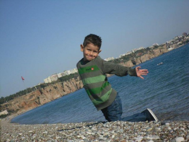 Aslen Konya Dedem'li olan, Hamburg'da doğup Alanya'da büyüyen Özel Harekatçı Coşkun Nazilli şehit oldu ve ardında bir çok güzel anı bıraktı.


Nusaybin'de çatışmalar sırasında, patlama anında ağır yaralanan ve kaldırıldığı hastanede şehit olan Özel Harekatçı Coşkun Nazilli, Nusaybin'e dilekçe vererek gönüllü olarak gitmişti. Bugün sabah saatlerinde şehit haberini alan Alanya Kadıpaşa Mahallesi'nde yaşayan aile fertler duyduklarına inanamadılar ve fenalık geçirdiler. 

Liseyi Alanya Lisesi'nde okuyan Coşkun Nazilli, o yıllarda bol kahkaha atan, neşeli biri olarak biliniyordu. Arkadaşlarının o yıllarda dediğine göre; aktif olarak spor ile ilgilenen ve sigara, alkol bağımlılığı asla olmayan bir kişiydi.

Coşkun Nazilli'nin 1 küçük bir oğlu ve kızı vardı.  Göktürk Nazilli ve Gökçe Nazilli... Babalarına son mektubunda 'seni çok seviyoruz baba, seni çok özledik' oldu.

Alanya'ya Şehit Abdullah Ümit Sercan'ı elleriyle getirmişti. Üzüntüsünün tarifi yoktu.

Ve Coşkun Nazilli, 1991 yılında Alanya'nın ilk triatleti olarak Avrupalı sporculara kök söktürmüştü.