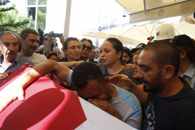 Cenaze namazını kıldıran Antalya İl Müftüsü Osman Artan yaptığı konuşmada "El Kahhar" duasından bir bölüm okudu. Osman Artan, duadaki şu sözlere yer verdi; "Bunları Allah ıslah etsin, ıslah olmazlar ise Allah bunları kahretsin." Cenaze namazının kılınmasının ardından şehidin cenazesi helallik alınmak üzere Kızlarpınarı mahallesindeki evine getirildi. Cenaze evin önüne getirildiği dakikalarda yüreği bu acıya daha fazla dayanmayan şehidin annesi Emine Aksoy fenalık geçirdi. Evde bulunan sağlık ekipleri tarafından ambulansa alınan Emine Aksoy, Özel Alanya Anadolu Hastanesine kaldırıldı. Şehidin cenazesi daha sonra toprağa verilmek üzere Alanya Belediye Mezarlığı Garnizon Şehitliğine getirildi. Şehit Aksoy'un cenazesini burada ilk karşılayan geçen ay Mardin'in Midyat ilçesinde teröristlerin saldırısında şehit düşen dört yıllık polis memuru Abdullah Ümit Sercan'ın ailesi oldu. Şehit Aksoy, burada dualar içinde toprağa verildi.