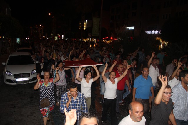 Burada İstiklal Marşı ve şehitler için dua okunmasının ardından vatandaşlar tekrar yürüyüşe geçti