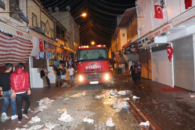 Yangının Ülkü Ocağı binasının doğusunda bulunan üç katlı kot pantolan satan bir işyerinden çıktığı tahmin ediliyor.