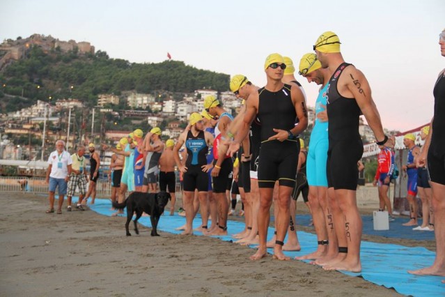 Türkiye Triathlon Federasyonu Başkanı Hamdi Güneş, Alanya Belediye Başkan Yardımcısı Mehmet Kula, Gençlik Hizmetleri ve Spor Müdürü Erdal Tamrak ve Alanya Belediyesi Spor Müdürü Levent Uğur startını birlikte izledi.