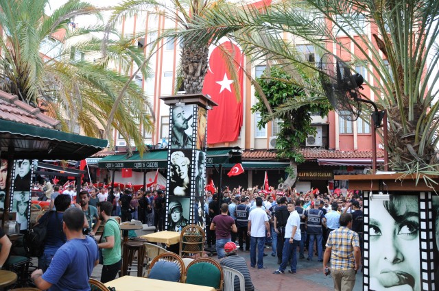 Polisle grup arasında zaman zaman arbedeler yaşandı ve bir ara polis gruba biber gazıyla müdahale etti. Bu sırada bölgeye HDP'nin Alanya yöneticileri ile HDP'li gruplar da gelmeye başladı. İşte bu sırada, yürekleri ağızlara getiren tehlikeli gerginlik başladı.