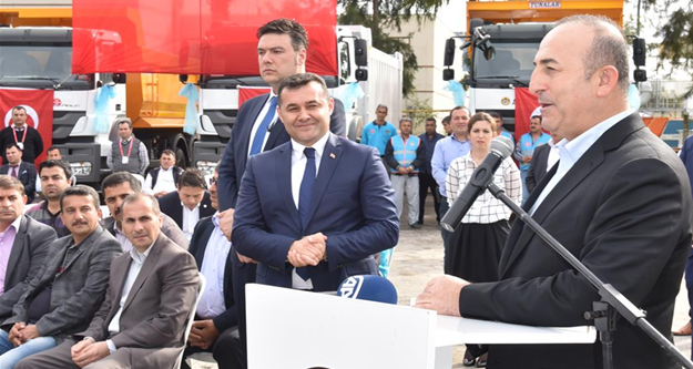 Alanya Belediyesi araç filosuna katılan 20 yeni iş makinesi ve araç, Dışişleri Bakanı Mevlüt Çavuşoğlu’nun da katımlıyla gerçekleştirilen dua töreni ile hizmete sunuldu.

Alanya Belediyesi birimlerin hizmet kapasitesini ileri seviyeye taşıyacak 20 adet yeni aracı dualar eşliğinde hizmete sundu. 

ALANYA BELEDİYESİ YENİ ARAÇLARLA HİZMET AĞINI GENİŞLETİYOR

Alanya Belediyesi Temizlik İşleri Müdürlüğü’nde organize edilen araç tanıtım toplantısına Dışişleri Bakanı Mevlüt Çavuşoğlu, Alanya Kaymakamı Dr. Hasan Tanrıseven, Alanya Belediye Başkanı Adem Murat Yücel, MHP İlçe Başkanı Hilmi Er, Ak Parti İlçe Başkanı Mustafa Berberoğlu, protokol üyeleri, Başkan yardımcıları, belediye meclis üyeleri, muhtarlar ve vatandaşlar katıldı.

YÜCEL: “103. ARACIMIZ HAYIRLI UĞURLU OLSUN”

Alanya Belediyesi bünyesine yeni katılan 20 aracın daha tanıtım toplantısında ilk sözü alan Alanya Belediye Başkanı Adem Murat Yücel, halka daha iyi hizmet için yeni araçlarla daha da büyüdüklerini söyledi. Başkan Yücel; “Bugün itibariyle Alanya Belediyesi’ne kazandırdığımız 103. İş makinesi ve aracımız. Halkımıza daha iyi daha sağlıklı hizmeti, yerinde ve zamanında verebilmek için güçlü araç ekipmanımıza yenilerini ekleyerek daha da güçleniyoruz. Araçlarımızın halkımıza hayırlı ve uğurlu olmasını temenni ediyorum. Sayın Bakanımız Mevlüt Çavuşoğlu’na da davetiyemizi kırmayarak duamıza iştirak ettiği için ayrıca teşekkür ediyorum” dedi.

BAKAN ÇAVUŞOĞLU: “BAŞKANIMIZ ALANYA’YA HİZMET ETMEK İÇİN ÇALIŞIYOR”

Dış İşleri Bakanı Mevlüt Çavuşoğlu da konuşmasında yapılan hizmetlere teşekkür ederek birlikteliğe vurgu yaptı. Bakan Çavuşoğlu; “Belediye Başkanımız Adem Murat Yücel ve ekibi, gördüğünüz gibi Alanya’mızın bütün güzide bölgelerine hizmet etmek için çaba sarf ediyorlar. Turizm sezonunda bazı sıkıntılar var. Bu nedenle Alanya’mızı daha iyi tanıtmamız lazım. Bu konuda da gerek Belediye Başkanı olarak gerek ALTAV Başkanı olarak Adem Murat Yücel, bu konuda gayretler gösteriyor.” dedi.

ÇAVUŞOĞLU: “BELEDİYE BAŞKANIMIZLA AĞABEY KARDEŞ GİBİYİZ”

Dış İşleri Bakanı Mevlüt Çavuşoğlu, önemli olanın birlikte hizmet edebilmek olduğunu vurgularken şunları kaydetti; “İşte bugün belediyemize kazandırılan yeni makine ve araçların duasını yapıyoruz. Toplamda 103 aracımız olmuş. Hizmetin partisi ve ideolojisi olmaz. Kim bu memlekete en ufak bir hizmet ettiyse Allah ondan razı olsun. Alanya Belediye Başkanımız Adem Murat Yücel ile çok iyi bir uyumumuz var. Ağabey kardeş gibiyiz. Mevkii makam gelip geçicidir. Önemli olan dostluğun kardeşliğin devam etmesi ve birlikte hizmet yapabilmektir. Bugün görüyorum ki bu anlamlı törene çok sayıda hemşerimiz katılmış. Demek ki vatandaşlarımız Belediyemizin kapasitesinin artmasından memnun ve mutluluk duyuyor” 
Alanya Belediyesi’nin bünyesine kazandırılan yeni araçların duasını Alanya Müftüsü Mustafa Topal yaparken açılış kurdelesini Dış İşleri Bakanı Mevlüt Çavuğlu, Alanya Belediye Başkanı Adem Murat Yücel ve Alanya Kaymakamı Dr. Hasan Tanrıseven, protokol üyeleri ile birlikte  kesti. Açılışın ardından Dış işleri Bakanı Mevlüt Çavuşoğlu ve Alanya Belediye Başkanı Adem Murat Yücel, araçları birlikte inceledi. 

Araç filosuna eklenen araçlar şöyle: 2 adet çöp taksinin yanı sıra, 2 adet otobüs, 1 adet su tankeri, 1 adet sepetli kamyonet, 3 adet 15 tonluk damperli kamyon, 1 adet 3,5 tonluk damperli kamyon, 3 adet iş makinesi, 5 adet otomobil ve 2 adet motosiklet.