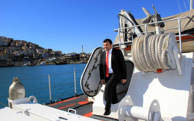 Alanya Kaymakamı Dr. Hasan Tanrıseven, yeni turizm sezonu öncesinde sahil şeridini ve rıhtımı gezerek incelemelerde bulundu. Rıhtımda tur teknelerinin sahipleri ve vatandaşlarla sohbet eden Kaymakam Tanrıseven, “Yeni turizm sezonunda umutsuzluğa yer yok” dedi.

Ayrıca Alanya Kaymakamı Dr. Hasan Tanrıseven, rıhtımda vatandaşlarla yaptığı sohbetin arkasından yeni turizm sezonu öncesi Sahil Güvenlik Bot Komutanlığı, Liman Başkanlığı ve Gümrük Müdürlüğü'nü ziyaret ederek, yeni turizm sezonu için yapılan çalışmaları yerinde inceleme yaparak denetlemelerde bulundu.

DEVLETE VE MİLLETE GÜVENİMİZ TAM

Alanya Kaymakamı Dr. Hasan Tanrıseven, rıhtımdaki tur teknelerinin sahiplerini ve esnaflarını ziyareti esnasında, yeni turizm sezonuna hazır olup olmadıklarını sordu.
 
Karşılarında Kaymakam Tanrıseven'i gören esnaf şaşkınlarını gizleyemeyerek, ziyaretten dolayı memnuniyetlerini dile getirdiler. Yeni turizm sezonuna hazırlık yaptıklarını belirten esnaflar, ''Devletimize ve milletimize güvencimiz tam. Devletimizin ve sizlerin destekleri ile yeni turizm sezonunun iyi geçeceğini ümit ediyoruz. Hükümetimizin açıklamış olduğu destek paketinden umutluyuz. Yapmış olduğunuz ziyaret bizlere motive etti'' dediler. 

Alanya Kaymakamı Dr. Hasan Tanrıseven, ''Hükümetimiz turizm eylem planını açıkladı. Yeni turizm sezonu inşallah iyi geçecek. El birliği ile çalışacağız.'' dedi.

ALANYA SAHİLLERİNİN GÜVENLİĞİ İÇİN GEREKLİ BÜTÜN ÇALIŞMALAR YAPILIYOR

Alanya Kaymakamı Dr. Hasan Tanrıseven, yaptığı ziyaretlerin ilk durağı olan Alanya Sahil Güvenlik Bot Komutanlığında Yüzbaşı Gökhan Sayar tarafından karşılandı.

Alanya Kaymakamı Dr. Hasan Tanrıseven, Sahil Güvenlik Grup Komutanlığına ait deniz araçların ve Sahil Güvenlik Gemisinde incelemelerde bulundu. Kaymakam Tanrıseven, Sahil Güvenlik Devriye Botu ile Alanya sahillerini Yüzbaşı Gökhan Sayar ile gezdi.

Yüzbaşı Sayar, yıl boyunca yapmış oldukları faaliyetler hakkında Alanya Kaymakamı Dr. Hasan Tanrıseven'e bilgi vererek, yeni turizm sezonuna hazır olduklarını ve Sahil Güvenlik Komutanlığı olarak denizlerin korunması ve oluşabilecek her türlü olumsuzluklara karşı görev yaptıklarını belirtti. Alanya deniz sınırları içerisinde yasa dışı su ürünleri avcılığı, deniz turizmi denetimi, deniz kirliliği ile mücadele, arama kurtarma ve düzensiz göçün önlenmesi için planlı bir çalışma yürüteceklerini belirten Yüzbaşı Sayar, Alanya sahillerinin güvenliği için gerekli tüm tedbirlerin alındığını aksaklıklara meydan verilmeyeceğini söyledi.

KAYMAKAM TANRISEVEN ''ALANYA BİR HUZUR VE GÜVEN KENTİDİR''

Alanya Kaymakamı Dr. Hasan Tanrıseven, ''Huzur ve güven dolu bir Alanya için gayret gösteriyorsunuz. Alanya sahilleri sizlere emanet. Yeni turizm sezonu öncesinde bütün eksiklerimizi tamamlayarak ülkemizi ve Alanya’yı ziyaret edecek turistleri güler yüzle karşılayalım. Alanya huzur ve güven kentidir. Yurt dışından deniz yoluyla gelen misafirlerimizi sizler de en iyi şekilde ağırlamalısınız'' dedi. 

LİMAN BAŞKANLIĞI YENİ TURİZM SEZONUNA HAZIR

Alanya Kaymakamı Dr. Hasan Tanrıseven, Sahil Güvenlik Bot Komutanlığına yapmış olduğu ziyaretin ardından Liman Başkanlığını da ziyaret etti. Kaymakam Tanrıseven, Liman Başkanı Edip Ballıkaya'dan yeni turizm sezonu öncesi yapılan çalışmalar ve hazırlıklar hakkında bilgi aldı.

Kaymakam Tanrıseven'e iş ve işlemler hakkında bilgi veren Ballıkaya, yeni turizm sezonu için yapılan hazırlıkları büyük ölçüde tamamladıklarını söyledi. Başkan Ballıkaya, ''Yeni turizm sezonu öncesi, günübirlik ve saatlik teknelerin genel bakımları yapılıyor. Teknelerin yıllık vizeleri ve 5 yılda bir verilen belgeleri kontrol ediliyor. Kruvaze gemilerini, Gümrük Müdürlüğü ve Sahil Polisi ile karşılayıp gerekli işlemleri birlikte yapacağız. Yeni turizm sezonu öncesi vatandaşlara gereken kolaylıkları gösteriyoruz. Karşılaştıkları sorunların çözümü için de yardımcı oluyoruz'' dedi.

KAYMAKAM TANRISEVEN ''KURUMLAR UYUM İÇERİSİNDE ÇALIŞMALI''

Alanya Kaymakamı Dr. Hasan Tanrıseven, Kruvaziyer turizminin önemine değindi. Sahil ve limanlar konusunda Kaymakamlık, Belediye, Büyükşehir Belediyesi, Kolluk Kuvvetleri, Liman Başkanlığı ve ilgili tüm kuruluşların koordinasyon ve uyum içerisinde olması gerektiğini söyleyen Kaymakam Tanrıseven, turizm sezonunun hem işletmeler, hem de kruvaziyer turizmi açısından iyi geçmesi temennisinde bulundu. Kaymakam Tanrıseven  şunları kaydetti: ''Limanda hareketlilik olması Alanya turizmine katkı sağlayacaktır. 2015 yılı turizm sezonunda gelen gemiler ve turistler verilen hizmetten memnundu. Bu sene de geçen sene gibi özverili çalışmalıyız. 2016 turizm sezonunun Alanya'mıza hayırlı olmasını temenni ediyorum.''

GÜMRÜK MÜDÜRLÜĞÜ SEZON İÇİN HAZIRLIKLARINI TAMAMLADI

Ziyaretlerin son durağında Gümrük Müdürlüğü'nü ziyaret eden Alanya Kaymakamı Dr. Hasan Tanrıseven, Gümrük Müdürü Zuhal Hazar'dan kurumun yeni turizm sezonu için yaptığı hazırlıklar hakkında bilgi aldı.

Kaymakam Tanrıseven'in ziyaretinden dolayı mutlu olduklarını ifade eden Gümrük Müdürü Zuhal Hazar, yeni turizm öncesi yapılan çalışmalar hakkında detaylı bilgi verdi. Gümrük girişlerinin aktif olduğu, gerek havalimanında gerekse yat limanı ile birlikte gümrük girişlerinde gereken çalışmaların yapıldığını belirtti. Sezonun açılması ile birlikte yoğun olan birimlere memur takviyesi yaparak yeni turizm sezonu için son hazırlıkları da tamamlayacaklarını söyleyen Gümrük Müdürü Hazar şunları söyledi:

''Yurtdışından gelen misafirlerimizi ilk karşılayanlardan birisi de gümrük personelidir. Sayın Kaymakamımızın da söylediği gibi Türkiye Cumhuriyeti Devletinin güleryüzünü misafirlerimize göstereceğiz. Gümrük geçişlerinde kaçak eşya ve benzeri olaylara karşı teyakkuz halinde olacağız. Kanunların bize verdiği yetkiler çerçevesinde vatandaşımıza ve turistlere gereken hizmetleri vereceğiz.''

TANRISEVEN ''GÜMRÜK TEŞKİLATI ÜLKE GÜVENLİĞİ VE EKONOMİSİ AÇISINDAN VAZGEÇİLMEZ''

Alanya Kaymakamı Dr. Hasan Tanrıseven, Gümrük Teşkilatının ülke güvenliği ve ekonomisi açısından vazgeçilmez bir unsur olduğunu belirtti. Kaymakam Tanrıseven, “Özellikle kaçakçılıkla mücadele etmek ve kayıt dışı ekonominin önüne geçmek için Gümrük çalışanlarının görevlerini layıkıyla yapmaları gerekir. Yeni turizm sezonunda da  geçen sene olduğu gibi özveri ile çalışmalıyız. Gelen misafirlerimize güleryüzlü, nazik davranmalıyız'' dedi.

KAYMAKAM TANRISEVEN ''KURUMLARIMIZ YENİ TURİZM SEZONUNA HAZIR''

Alanya Kaymakamı Dr. Hasan Tanrıseven, gerçekleştirmiş olduğu ziyaretlerin ve denetlemelerin ardından değerlendirmede bulunarak şunları kaydetti: ''Yeni turizm sezonu öncesinde gerçekleştirmiş olduğumuz ziyaretlerde, vatandaşlarımızın yeni sezona umutla baktıklarını gördük. Ziyaret ettiğimiz Sahil Güvenlik Bot Komutanlığı, Liman Başkanlığı ve Gümrük Müdürlüğü yeni turizm sezonu öncesinde tüm hazırlıklarını tamamlayarak, verimli bir sezon için gayret göstermektedirler. Hükümetimizin açıklamış olduğu turizm eylem planı çerçevesinde yeni sezona umutla bakıyoruz. Turizm eylem planı memleketimiz için hayırlı uğurlu olsun. Yeni sezonda elbirliği ile çalışacağız. İyi ve verimli bir sezon geçirmemizi temenni ediyorum. ''