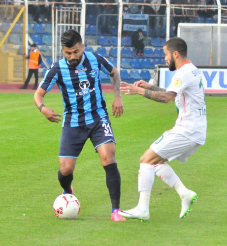 Alanyaspor 1-0 önde götürdüğü maçı son dakikada yediği golle berabere bitirdi, 2 puanı son dakikada kaybetti.

PTT 1. Lig'de oynanan 23. hafta karşılaşmasında Multigroup Alanyaspor deplasmanda Adana Demirspor ile 1-1 berabere kaldı. Yaklaşık 300 turuncu yeşilli taraftarın takımına destek verdiği karşılaşmada yönetim kurulu da kalabalık bir grupla stada gelerek takımı yalnız bırakmadı. 


STAT: 5 Ocak Fatih Terim

HAKEMLER: Tolga Özkalfa, Serkan Gençerler, İlker Takpak

ADANA DEMİRSPOR: Fevzi- Mahmut (Dk.80 Anıl), Attamah, Pote, Bezerra, Şenol, Burak, Onur, Hüseyin (Dk.61 Kenan), Gomes, İbrahim Moro (Dk.74 İbrahim Dağaşan)

MULTİGROUP ALANYASPOR: Haydar- Yasin, Ahmet, Sezer, Kerem Can, Timuçin (Dk.78 Galip), Deniz, Sinan (Dk.68 Efecan), Emre (Dk.87 Barış), Tayfur, Ayite

GOL: DK.58 Emre (Multigroup Alanyaspor)

SARI KARTLAR: Şenol, Onur, Gomes, İbrahim Dağaşan) (Adana Demirspor), Deniz, Efecan, Kerem Can (Multigroup Alanyaspor)


Karşılaşmanın 3. dakikasında sağ kanatta Sinan'dan aldığı topu Yasin ortaladı. Ayite'nin kafa vuruşunda top az farkla yandan auta gitti. 6. dakikada Sezer sol kanattan yerden ortaladı. Deniz topu kontrol ederek yerden kaleye vurdu ancak kaleci Fevzi gole izin vermedi. 8. dakikada Tiago'nun vuruşunda top üstten auta gitti. 35. dakikada ev sahibi takım soldan atağa çıktı. Burak topla birlikte ceza sahasına girdi. Bu oyuncunun çaprazdan sert şutu az farkla auta gitti. Karşılaşmanın ilk yarısı golsüz berabere tamamlandı. 

Maçın 58. dakikasında savunmanın arkasına sarkan Emre topu rakibinden kurtararak çapraz pozisyonda topu plaseyle filelere gönderdi: 0-1. 66. dakikada Sinan'a çok sert faul yapan Kenan kırmızı kartla oyundan atıldı. 76. dakikada turuncu yeşilli takım Ayite ile ani atağa çıktı. Savunmanın arkasına sarkan Ayite kaleciyi geçmek isterken açısını kaybetti. Bu oyuncunun vuruşunda top auta gitti. 86. dakikada Ayite'nin pasında rakip yarı alana hareketlenen Tayfur topu geriden gelen Galip'e çıkardı. Kaleciyle karşı karşıya kalan Galip'in vuruşunda top kaleci Fevzi'den döndü. 89. dakikada Anıl'ın ortasında İbrahim'in kafa vuruşu kaleci Haydar'dan döndü. Topu önünde bulan Pote yakın mesafeden fileleri havalandırdı. 90+1. dakikada Kerem Can soldan ortaladı, Tayfur kafa vurdu ancak top kaleci Fevzi de kaldı. 90+2. dakikada Adana Demirspor ceza alanında oluşan karambolde Attamah topu kafayla çizgiden çıkardı. Karşılaşma 1-1 berabere sona erdi.