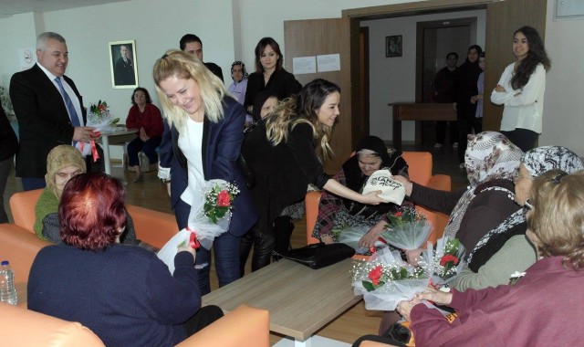 Alanya Ticaret ve Sanayi Odası Başkanı Mehmet Şahin, 8 Mart Dünya Kadınlar Günü etkinlikleri çerçevesinde, Alanya Huzurevi’ni ziyaret etti. Huzurevi sakinlerinin tek tek elini öpen Başkan Şahin, bayanlara şal, fular, ve karanfil; baylara da kravat hediye etti.

Ziyarette, ALTSO Yönetim Kurulu Üyesi Banu Okan Kavukçu ve TOBB Antalya Kadın Girişimciler Kurulu İcra Komitesi Başkan Yardımcısı Özlem Öz Kural da yer aldı. Kavukçu ve Kural da Başkan Şahin gibi huzurevi sakinleri ile birebir görüşmeler yaparak onlara moral verdiler, isteklerini dinlediler.

8 Mart Dünya Kadınlar Günü sebebiyle Alanya Huzurevi’ne bir ziyaret gerçekleştirdiklerini ifade eden Başkan Şahin, “Burada annelerimizi ve diğer tüm büyüklerimizi ziyaret ederek onlara moral vermek istedik. Hepimiz yaşlanacağız. Onlar da şu anda evlatlarından ayrılar ve gelen misafir kim olursa olsun dört gözle bekliyorlar. Burada Huzurevi Müdürümüz Esra Özarslan ve çalışanları sağ olsunlar bu ilgiye muhtaç büyüklerimize ellerinden geldiği kadar devletimizin şefkatini hissettiriyorlar. Gerçekten modern bir huzurevine sahip Alanya’mız. Bu gibi vesilelerle buradaki büyüklerimizi ziyaret ederek elimizden gelen desteği vermeye devam edeceğiz” dedi.

ÖZARSLAN’DAN ŞAHİN’E TEŞEKKÜR

Başkan Şahin’i kapıda karşılayan, Huzurevi Müdürü Esra Özarslan ise ALTSO Başkanı Mehmet Şahin’in her zaman desteğini gördüklerini söyledi. Başkan Şahin’le kısa bir görüşme gerçekleştiren Özarslan, ”Başkanımız Mehmet bey ile Banu ve Özlem hanıma nazik ziyaretlerinden dolayı çok teşekkür ederim. Huzurevi sakinlerimiz çok mutlu oldular. Sağ olsunlar ne zaman bizim yanımızdalar ve destek oluyorlar” dedi.