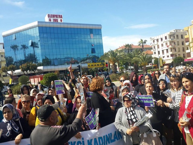 8 Mart Dünya Kadınlar Günü etkinlikleri kapsamında Atatürk Anıtı önünde yapılan kutlamalar sırasında iki erkek katılımcı "Biz de hak istiyoruz" diyerek bağırmaya başlayınca polis tarafında gözaltına alındılar.

Alanya Kent Konseyi'nin organizasyonluğunda Atatürk Anıtı önünde kutlama programı yapıldı. Her yıl olduğu gibi bu yıl da 'Kadına Şiddete 'Hayir' Bir Fırça da Sen At' temali etkinlik yapıldı. Daha sonra günün anlam ve önemine ilişkin konusmalar yapıldı. AKP İlçe Kadın Kolları Başkanı Şükran Çalık'ın konuşması esnasinda bazi tatsızlıklar da yaşandı. Çalık'ın "Kadınlar AKP ile daha özgür hale geldi, hakları arttı" ifadelerinin üzerine iki erkek vatandaş tepki gösterdi. Çalık'ın üzerine yürüyen vatandaşları polis güçlükle ayırdı. "Kadın hakları sizinle birlikte ayaklar altına alındı" diyen vatandaşlar alandan uzaklaştırıldı, ekipler tarafından uzaklaştırıldılar.