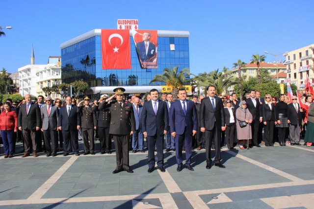Tüm yurtta olduğu gibi '18 Mart Şehitler Günü ve Çanakkale Zaferi'nin 101. Yıldönümü' programı için çeşitli etkinlikler düzenlendi.

Çanakkale Zaferi’nin 101. Yıl Dönümü ve 18 Mart Şehitleri Anma Günü etkinlikleri, saat 09.00’da Atatürk Anıtı'na Alanya Kaymakamı Dr. Hasan Tanrıseven'in çelenk sunmasıyla başladı. Atatürk Anıtı önünde düzenlenen çelenk sunumu, saygı duruşu ve İstiklal Marşı'nın okunmasının ardından, anıt önünde düzenlenen tören sona erdi.

ÖĞRENCİLERDEN 18 MART NEDENİYLE ORATORYO GÖSTERİSİ

Çanakkale Zaferi’nin 101. Yıl Dönümü ve 18 Mart Şehitleri Anma Günü etkinlikleri, Alanya Kültür Merkezi’nde düzenlenen program ile devam etti.

Atatürk Anıtı önünde düzenlenen törenden sonra, törene katılanlar Alanya Kültür Merkezi A Salonuna geçerek, Milli Eğitim Müdürlüğü tarafından koordine edilen Çanakkale Zaferi Programını izlediler. Programın açılış konuşmasını Şehit Abdullah Ümit Sercan Anadolu Lisesi Müdürü Mevlüt Uysal yaptı. Günün anlam ve önemini belirten konuşmayı yapan Şehit Abdullah Ümit Sercan Anadolu Lisesi Tarih öğretmeni Şükrü Cihan Ercin'in ardından, Şehit Abdullah Ümit Sercan Anadolu Lisesi Kültür Edebiyat Kulübü öğrencileri, "Çanakkale Geçilmez – Çanakkale'den Ankara’ya" adlı Oratoryo gösterisi sergilediler.

TANRISEVEN VE PROTOKOL ÜYELERİNDEN ŞEHİTLERE ZİYARET

Alanya Kültür Merkezi A Salonunda düzenlenen törenin ardından, Alanya Kaymakamı Dr. Hasan Tanrıseven, protokole mensup üyeler ve şehit yakınları ile birlikte İlçe Şehitliği'ni ziyaret ettiler. Alanya Kaymakamı Dr. Hasan Tanrıseven, şehitlik özel defterini imzalayarak şehit mezarlarına el çelengi bıraktı. Şehit mezarları ziyaret edildikten sonra İlçe Müftülük görevlileri tarafından şehitlerimizin ruhuna dualar okundu.

TANRISEVEN ŞEHİT YAKINLARI İLE YAKINDAN İLGİLENDİ

Alanya Kaymakamı Dr. Hasan Tanrıseven, İlçe Şehitliği'ni ziyareti esnasında, şehit yakınları ile bir süre sohbet edip, herhangi bir isteklerinin olup olmadığını sordu. Ziyarette, şehitler rahmet ve minnetle anılırken duygu dolu anlar yaşandı.