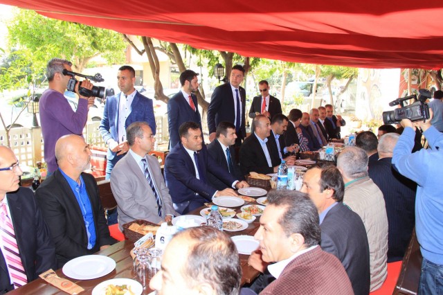 Dışişleri Bakanımız Sayın Mevlüt Çavuşoğlu, Alanya Kaymakamı Dr. Hasan Tanrıseven’in ev sahipliğinde düzenlenen öğle yemeğinde kurum müdürleri, oda başkanları, sivil toplum kuruluşları temsilcileri ve turizmcilerle bir araya geldi. 

Düzenlenen yemekte konuşan Alanya Kaymakamı Dr. Hasan Tanrıseven, Dışişleri Bakanı Mevlüt Çavuşoğlu’nun turizmin sıkıntılı olduğu süreçte, Alanya’ya gelerek turizm ve birçok konularda moral verdiğini belirtti. 

TANRISEVEN “KARAMSAR OLDUĞU BİR DÖNEMDE BİZLERE MORAL VEREN SAYIN BAKANIMIZA TEŞEKKÜR EDİYORUM”

Alanya Kaymakamı Dr. Hasan Tanrıseven konuşmasının devamında şunları kaydetti: 

“Alanya’nın değerli protokolü sivil toplum ve kuruluşlarının değerli başkanları, bizler de bu nezih topluluğa ev sahipliği yapmaktan mutluluk duyuyoruz. Sayın Bakanım bundan önce turizmde herkesin karamsar olduğu bir ortamda geldiniz ve çok geniş katılımlı olarak bütün turizmcilere ve Alanya’ya moral verdiniz. Orada da demiştim ki Sayın Bakanımıza çok rahat ulaşabiliyoruz, bütün sorunlarımızı dile getiriyoruz ve “Sayın Bakanımız hükümet nezdinde inanıyoruz ki gerekli çalışmaları yapacaktır.” demiştik. Teşekkür ediyoruz. Hemen gittiniz ardından Sayın Başbakanımız yeni bir paket açıkladı. Turizmcileri rahatlatacak çeşitli tedbirler getirildi. İnanıyoruz ki buradaki turizmcilerimiz Alanya’nın yetkili birimleri odalarımız sorunlarını size iletecekler yeni sezonda da inşallah sizlerin desteğinizle güzel müjdeler alacağız. Son günlerde Türkiye’ye karşı olan politikalarda bir yumuşama olduğunu turizmde de olumlu gelişmeler olduğunu büyük bir mutlulukla görüyoruz ve seviniyoruz. Sayın Bakanım  ocak ayında yaptığımız toplantıda özellikle üniversitelere verdiğiniz önemi dile getirmiştiniz. Sizlerin desteğinizle gerek devlet üniversitemiz olan Alanya Alaaddin Keykubat Üniversitesi gerek vakıf üniversitemiz olan Alanya Hamdullah Eminpaşa Üniversitesi yollarına devam ediyorlar. Verdiğiniz destek için sizlere minnettarız. Sizlerin desteğinizle YÖK Başkanımızı ziyaret ettik. Sayın Başkandan büyük destek aldık yeni açılacak bölüm ve fakülteler hakkında. Keza desteklerinizle Alanya Hamdullah Emin Paşa üç yeni bölüm açıldı. Yüksek lisans için müracaatlarımız var, onlara da desteğinizin süreceğine inanıyoruz. Alanya’nın aynı zamanda bir turizm kenti değil bir üniversite kenti haline getirilmesi için de çabalarımız devam ediyor. Hem maddi katkılarınız var hem manevi katkılarınız var hem bürokraside de bu yeni fakülteler bölümler açılması Üniversitelerimizin büyümesi için de gayretleriniz var. Onun için de sizlere minnettarız, inanıyorum ki bugün vereceğiniz olumlu haberlerle Alanya’mızda tekrar bir umut dalgası yaratacağınıza inanıyoruz." 

ÇAVUŞOĞLU “BU ŞEHRİ YÖNETİCİLER SAHİPLENMEZSE HİZMETLER HEP EKSİK KALIR”

Gösterilen ilgiden dolayı teşekkür eden Dışişleri Bakanımız Sayın Mevlüt Çavuşoğlu ise yapmış olduğu konuşmada şunları kaydetti: 

"Alanya da evimde bana gösterdiğiniz ilgiden dolayı teşekkür ederim. Avrupa standartlarına ulaşmak için uğraşıyoruz ama kendi geleceklerimizi de yaşatmak için çalışıyoruz. Alanya'ya her gelişimizde Alanya'nın sorunlarıyla birebir uğraşan arkadaşlarımızla bir arada olmaktan dolayı mutluyuz. Dün Türkiye - İsveç maçı için buradaydım. Milli takımı da tebrik ediyorum. Alanya'ya her gelişimde sizlerle neden bir araya geliyorsunuz. Amacımız Alanya'nın sorunlarını çözmektir. Bu şehri yöneticiler sahiplenmezse hizmetler hep eksik kalır. Biz elimizden geldiğince sizlerin taleplerini değerlendirip hizmet etmeye çalışıyoruz. Çok şükür yanımızda yönetilemeyen ülkeler var ama Türkiye olarak istikrarımızı koruyoruz. Turizmin bazı konulardan dolayı etkilendiğini biliyoruz ama böyle günlerden de ders çıkarmak gerekiyor. Bu yüzden birlik beraberlik içerisinde olmalıyız. Güzel Alanya'mız sayesinde dünyada bir markayız ama başka ülkelerden turistlere de ulaşmak gerekiyor. Bölgeye daha fazla uçuşu sağlamanın yollarını aramalıyız. Bu sene zor olabilir ama hep birlikte atlatabiliriz" dedi.

Yemek sonunda Kurum Müdürleri, Oda Başkanları, STK Temsilcileri Dışişleri Bakanımız Sayın Mevlüt Çavuşoğlu ile bir araya getirdikleri için Alanya Kaymakamı Dr. Hasan Tanrıseven'e teşekkür ettiler.