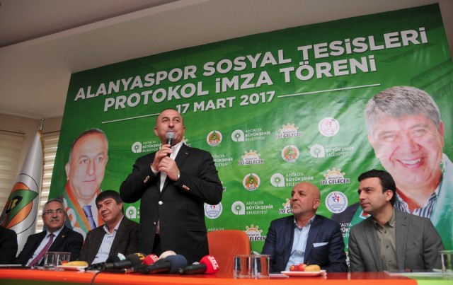 Dışişleri Bakanı Mevlüt Çavuşoğlu, bu proje ile birlikte Alanyaspor’un bir hayalinin daha gerçekleşeceğini ve bunun gururu içerisinde olduklarını söyledi. 6 yıl önce Alanyaspor’un iflas etmiş bir kulüptü olduğunu ve 8 milyon TL'nin üzerinde borcu olduğunu belirten Bakan Çavuşoğlu, “Alanya olarak bir seferberlik ilan ettik ve borçlarının yüzde 90'ını kapattık. Takım önce 1. Lig’e, daha sonra da Süper Lig'e çıktı. Yani 6 sene içerisinde uçurumda olan bir takım, şimdi Süper Lig'de mücadele ediyor” dedi.
