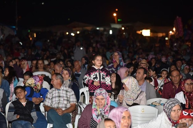 YURDAKUL, “ALANYA İL OLMALI”

Başkan Yücel’in konuşmasının ardından MHP Antalya Milletvekilleri Ahmet Selim Yurdakul ve Mehmet Günal da birer konuşma yaparak, 13.kez başarıyla gerçekleştirilen Gökbel Güreşleri’nden dolayı Belediye Başkanı Yücel’i tebrik ettiler. 
“MHP Genel Başkanı Devlet Bahçeli’nin sizlere sevgi ve saygılarını sunuyorum” diyerek konuşmasına başlayan Antalya Milletvekili Ahmet Selim Yurdakul, Alanya’nın il olması gerektiğini söyledi. Yurdakul, “Alanya bir kültür bir medeniyet şehri. Bu medeniyet il olmayı hak ediyor. Bu isteğinizi MHP olarak destekliyoruz” ifadelerini kullandı.