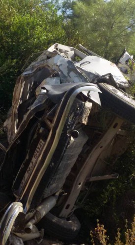 Çevredeki vatandaşların ihbarı üzerine kaza yerine gelen sağlık ekipleri, araçta bulunan Mevlüt Çetin ve kardeşi Ahmet Çetin’in hayatını kaybettiği belirlerken, ağır yaralı sürücü Mesut Aydoğan ve Müslüm Akış’ı ambulansla hastaneye götürdü.