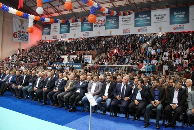 Türkiye’nin içeride ve dışarıda neden önüne neden engel konulduğunu soran Çavuşoğlu şunları söyledi: 
“Türkiye’yi neden tökezletmek istedikleri çok iyi biliyoruz ve görüyoruz. Suriye’ye barış getirmek içinde mücadele ediyoruz. Irak’ın toprak bütünlüğü içinde kararlı duruyoruz. Ama bize karşı oynanan oyunları da bozuyoruz. Bozmaya da devam edeceğiz. Türk milletine saygı duymadı da herkes öğrenecek. Türkiye Cumhuriyeti’nin boyun eğmediğini herkes görecek. İçerde hainler yok mu, var elbette. PKK’nın güdümünde olan siyasetçiler var. Siz sanmayın sadece HDP PKK’nın güdümünde bugün CHP’nin içersinde PKK’ya destek veren ve sempati duyan siyasetçiler var. Bugün CHP’nin içersinde DHKP-C’li milletvekilleri var. Ön seçimle girdiler. Siz bunlara Türkiye’yi teslim eder misiniz? Siz Türkiye’nin dış politikasını bunlara teslim eder misiniz? Siz ülkenin ekonomisini bunlara verir misiniz? İşte HDP’li belediyeler verilen paraları Kandil’e gönderiyor. O yüzden bu ülkenin başka şansı yok. Daha çok güçlü olmamız lazım. Biz Türkiye’yi seven her milletle işbirliği de yaparız iltifatta yaparız. Bizim kriterimiz budur vatanını milletini seven insanlarız. Vatan millet sevgisinde ideoloji olmaz. O yüzden vatanını milletini seven insanlarla yolumuza devam edeceğiz” şeklinde konuştu.