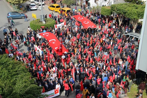 Camide kılınan öğle namazının ardından toplanan kalabalık, Alanya Afrin Platformu öncülüğünde ellerinde Türk bayrağı ve pankartlarla İskele Caddesi’nden hareket ederek mehteran eşliğinde Şelale Meydanı'na kadar yürüdü.