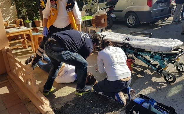 Hakkında uzaklaştırma kararı olan Hasan Y. ile konuşmak istemeyen Zehra Y., eşinden uzaklaşmasını istedi. Zehra Y. ile bu sırada tartışan Hasan Y., karısına kurşun yağdırdı.