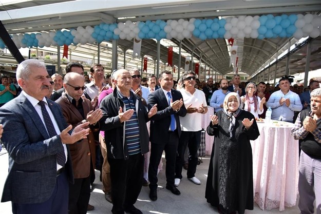 PAZARCILAR ODASI BAŞKANI YİĞİT, “ BAŞKAN YÜCEL BİR İLKİ GERÇEKLEŞTİRDİ”

Törenin açılış konuşmasını yapan Alanya Pazarcılar Odası Başkanı Hasan Yiğit, Belediye Başkanı Adem Murat Yücel’e teşekkür ederek, “Alanya’mıza bir ilki yaşatarak Alanya’ya ve esnaflarımıza modern ve kapalı bir pazar alanı kazandıran Başkanımız Adem Murat Yücel’e teşekkür ediyorum. Yıllardır büyük bir özlemle beklediğimiz kapalı pazar yeri son derece modern olarak Büyük Alanya’nın Büyük Başkanı tarafından hizmete sunuldu. Kendilerine tüm pazarcı esnafımızı ve vatandaşlarımız adına teşekkür ediyorum.” dedi.