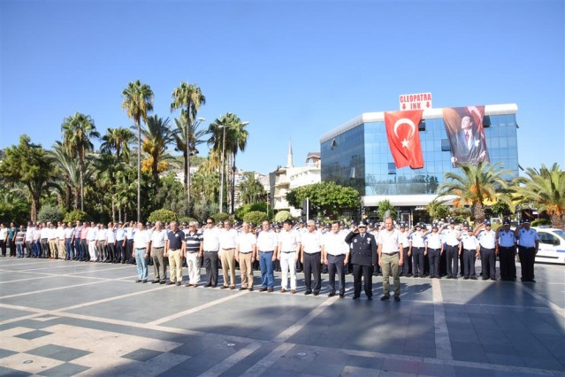 Alanya Belediyesi Zabıta Müdürü Hasan Akın’ın anıta çelenk sunmasının ardından saygı duruşunda bulunularak İstiklal Marşı okundu.
