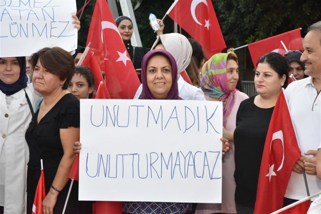 15 TEMMUZ’DA DEMOKRASİ DESTANI YAZILDI

15 Temmuz darbe girişimini kınayarak sözlerine başlayan Alanya Belediye Başkanı Adem Murat Yücel, “Ülkemizin birliği, beraberliği ve bütünlüğünü hedef alan bu darbe girişimi, Türk Demokrasi Tarihine kara bir leke olarak girmiştir.” dedi. Başkan Yücel konuşmasında  ‘’İki yıl önce bugün yazılan, şanlı bir destanın yıldönümünde yine hep birlikteyiz. Türk Tarihinin en büyük ihanetlerinden biri olan 15 Temmuz darbe girişiminin üzerinden tam iki yıl geçti. Acılarımız ise ilk günkü gibi taze. 15 Temmuz’da, yüzyıllarca nesilden nesile anlatılacak hikayeleriyle, hepimizin gönlünde ölümsüzleşen kahraman şehitlerimiz ve gazilerimiz vesilesi ile bu Gök kubbenin altında özgürce yaşıyoruz. Geleceğe güven ve ümitle bakabiliyoruz. Aziz milletimize, milli iradeye, devletimize ve Türkiye Büyük Millet Meclisi’ne yönelik 15 Temmuz Gecesi başlatılan darbe girişimini tekrar şiddetle kınıyor ve lanetliyorum.