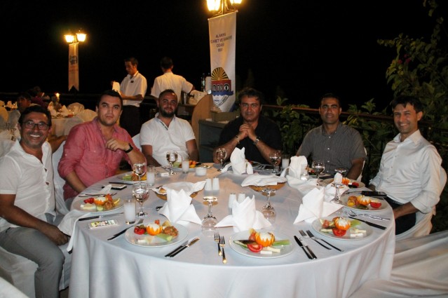 Kokteylde konuşma yapan ve büyük organizasyonların başlangıçlarının her zaman zor olduğunu söyleyen ALTİD Başkanı ve Türkiye Otelciler Federasyonu (TÜROFED) Yönetim Kurulu Üyesi Burhan Sili, “Bu zorlu sürecin karşılığında iyi işlere imza atıldı. Alanya’nın yerel yönetim ve sivil toplum kuruluşlarıyla bu organizasyona sahip çıkacağına ve devamlılık sağlanacağına inanıyorum” dedi.