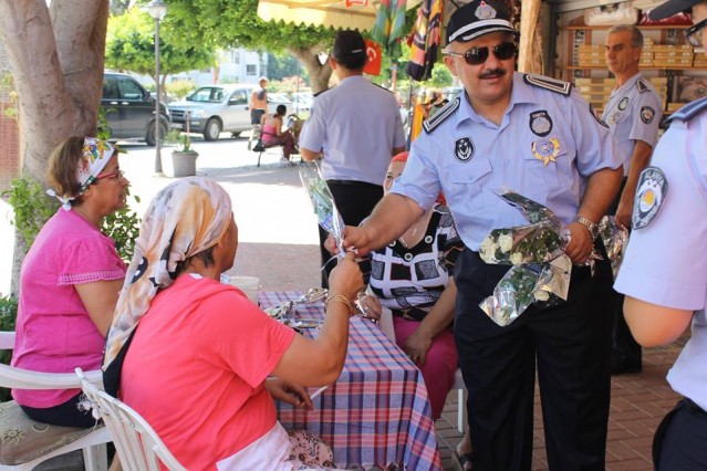Etkinlik kapsamında zabıtadan sorumlu Başkan Yardımcısı Mehmet Kula ve ekibi ilk önce İlçe Jandarma Komutanı Binbaşı Serkan Akbaba’yı ziyaret etti.