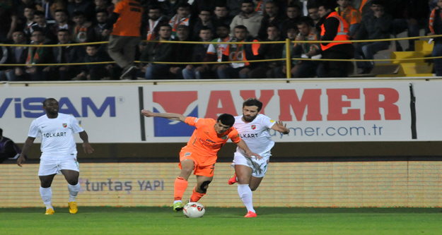 Alanyaspor, Karşıyaka karşısında 2-0'lık skor avantajını koruyamadı, Adana Demirspor maçında olduğu gibi yine son dakika yediği golle hem 2 puandan hemde liderlikten oldu. 

PTT 1. Lig'in 24. haftasında oynanan karşılaşmada Multigroup Alanyaspor sahasında Karşıyaka ile 2-2 berabere kaldı. 

STAT: Alanya Oba Stadı

HAKEMLER: Süleyman Abay, Gökmen Olgaç, Candaş Elbil

MULTİGROUP ALANYASPOR: Haydar- Yasin, Ahmet, Sezer, Kerem Can, Timuçin, Emre, Tayfur (Dk.78 Perovic), Barış (Dk.55 Caner), Sinan (Dk.84 Efecan), Ayite

KARŞIYAKA: Behram- Zeki, Tayfun (Dk.60 Şahin), Ömer Can, Tisdell, Can (Dk.68 Mahmut), Youssef, Efe Halil, Mustafa, Berkay Can, İbrahim (Dk.46 Gökhan)

GOLLER: Dk.1 Sinan, Dk.45 Timuçin (MultigroupAlanyaspor), Dk.51 Youssef, Dk.89 Gökhan (Karşıyaka)

KIRMIZI KART: Dk.90 Ayite (MultigroupAlanyaspor)

SARI KARTLAR: Sinan, Barış, Emre (MultigroupAlanyaspor), Can, Youssef, Ömer Can, Behram (Karşıyaka)

Karşılaşmanın 20. saniyesinde turuncu yeşilliler faul atışını çabuk kullandı. Tayfur’un pasında Sinan kaleciyi çalımlayarak topu ağlarla buluşturdu: 1-0. 18. dakikada Kerem Can’ın ortasında Tayfur kafa vurdu, top auta çıktı. 20. dakikada Zeki’nin ortaladığı topta Tisdell’in kafa vuruşu az farkla auta gitti. 21. dakikada Tisdell’in uzaktan sert şutunu Haydar son anda kornere çeldi. 30. dakikada Kerem Can’ın ortasında savunmadan dönen topa bu oyuncu ayağının dışıyla sert vurdu top direğin üstünden auta gitti. 35. dakikada Yasin sağ kanattan ceza alanına sokuldu. Bu oyuncunun içeriye sert çevirdiği topu Tayfur güçlükle kontrol etti ancak tehlikeyi savunma uzaklaştırdı. 37. dakikada Ayite, Tayfur’dan aldığı pasla uzaktan sert vurdu ancak top az farkla auta çıktı. 41. dakikada topu rakibinden kurtaran Barış geriden gelen Tayfur’un önüne bıraktı. Bu oyuncunun şutunu kaleci güçlükle kornere çeldi. 45. dakikada gelişen ani atakta Kerem Can’ın soldan ortasına Ayite kayarak vurdu, direkten dönen topu Timuçin ağlarla buluşturdu: 2-0. Karşılaşmanın ilk yarısı 2-0 turuncu yeşilli takımın üstünlüğüyle tamamlandı. 

50. dakikada Emre'nin pasında savunmanın arasında topu kontrol eden Sinan dönerek kaleyi vurdu kaleci Behram gole izin vermedi. 51. dakikada Youssef uzaktan vurdu, yerden giden top köşeden filelere gitti: 2-1. 63. dakikada Emre topu rakibinden kurtararak Ayite'ye verdi. Ceza alanına giren Ayite açısını kaybetti ancak sağ çaprazdan kaleye vurdu. Top yan ağlarda kaldı. 83. Dakikada Youssef’in ortasında Gökhan’ın kafa vuruşu üstten auta gitti. 88. Dakikada Efecan’ın pasında savunmanın arasında topla buluşan Perovic bekletmeden kaleye vurdu ancak top az farkla yandan auta gitti. 89. dakikada turuncu yeşilli savunma topu ceza yayında kaptırdı. Solda boşta kalan Gökhan sert bir vuruşla topu Haydar’ın solundan filelere gönderdi: 2-2. 90. Dakikada rakibine faul yapan Ayite kırmızı kartla oyundan atıldı. 90+5. dakikada Efecan rakibinden sıyrılarak topu Emre’ye aktardı. Bu oyuncu uydun durumda kaleye vurmak yerine pas vermeyi tercih edince top auta gitti. Karşılaşma 2-2 berabere sona erdi. 

İşte PTT 1.Lig Puan Durumu

1.ADANASPOR A.Ş.		41
2.MULTIGROUP ALANYASPOR		40
3.KARDEMİR KARABÜKSPOR		40
4.ADANA DEMİRSPOR		39
5.GİRESUNSPOR		        36
6.VARTAŞ ELAZIĞSPOR		36
7.BALIKESİRSPOR           	33
8.GÖZTEPE A.Ş.		        33
9.GAZİANTEP B.Ş. BLD.SPOR	32
10.ALTINORDU A.Ş.		32
11.BOLUSPOR	        	32
12.SAMSUNSPOR           	31
13.ALİMA YENİ MALATYASPOR	28
14.ŞANLIURFASPOR		25
15.1461 TRABZON		        23
16.KAYSERİ ERCİYESSPOR		21
17.DENİZLİSPOR          	21
18.KARŞIYAKA	        	19

Ceza Puanı Alan Takımlar

Takım Adı	Ceza Puanı

SAMSUNSPOR	3
DENİZLİSPOR	3