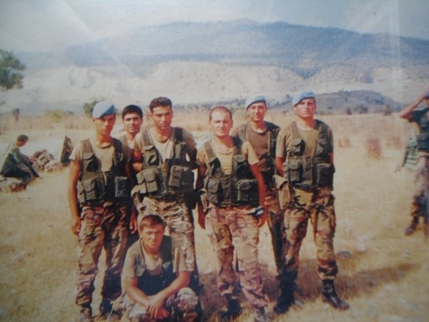 Aslen Konya Dedem'li olan, Hamburg'da doğup Alanya'da büyüyen Özel Harekatçı Coşkun Nazilli şehit oldu ve ardında bir çok güzel anı bıraktı.


Nusaybin'de çatışmalar sırasında, patlama anında ağır yaralanan ve kaldırıldığı hastanede şehit olan Özel Harekatçı Coşkun Nazilli, Nusaybin'e dilekçe vererek gönüllü olarak gitmişti. Bugün sabah saatlerinde şehit haberini alan Alanya Kadıpaşa Mahallesi'nde yaşayan aile fertler duyduklarına inanamadılar ve fenalık geçirdiler. 

Liseyi Alanya Lisesi'nde okuyan Coşkun Nazilli, o yıllarda bol kahkaha atan, neşeli biri olarak biliniyordu. Arkadaşlarının o yıllarda dediğine göre; aktif olarak spor ile ilgilenen ve sigara, alkol bağımlılığı asla olmayan bir kişiydi.

Coşkun Nazilli'nin 1 küçük bir oğlu ve kızı vardı.  Göktürk Nazilli ve Gökçe Nazilli... Babalarına son mektubunda 'seni çok seviyoruz baba, seni çok özledik' oldu.

Alanya'ya Şehit Abdullah Ümit Sercan'ı elleriyle getirmişti. Üzüntüsünün tarifi yoktu.

Ve Coşkun Nazilli, 1991 yılında Alanya'nın ilk triatleti olarak Avrupalı sporculara kök söktürmüştü.