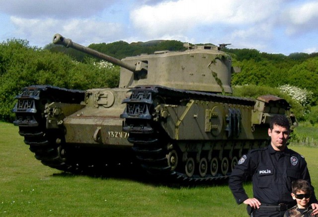 Aslen Konya Dedem'li olan, Hamburg'da doğup Alanya'da büyüyen Özel Harekatçı Coşkun Nazilli şehit oldu ve ardında bir çok güzel anı bıraktı.


Nusaybin'de çatışmalar sırasında, patlama anında ağır yaralanan ve kaldırıldığı hastanede şehit olan Özel Harekatçı Coşkun Nazilli, Nusaybin'e dilekçe vererek gönüllü olarak gitmişti. Bugün sabah saatlerinde şehit haberini alan Alanya Kadıpaşa Mahallesi'nde yaşayan aile fertler duyduklarına inanamadılar ve fenalık geçirdiler. 

Liseyi Alanya Lisesi'nde okuyan Coşkun Nazilli, o yıllarda bol kahkaha atan, neşeli biri olarak biliniyordu. Arkadaşlarının o yıllarda dediğine göre; aktif olarak spor ile ilgilenen ve sigara, alkol bağımlılığı asla olmayan bir kişiydi.

Coşkun Nazilli'nin 1 küçük bir oğlu ve kızı vardı.  Göktürk Nazilli ve Gökçe Nazilli... Babalarına son mektubunda 'seni çok seviyoruz baba, seni çok özledik' oldu.

Alanya'ya Şehit Abdullah Ümit Sercan'ı elleriyle getirmişti. Üzüntüsünün tarifi yoktu.

Ve Coşkun Nazilli, 1991 yılında Alanya'nın ilk triatleti olarak Avrupalı sporculara kök söktürmüştü.