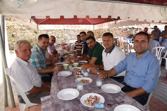 Davetlilere tek tek teşekkür eden ev sahibi Kerim Ertekin,