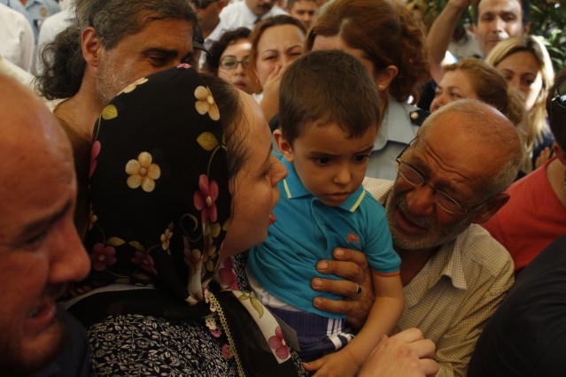 Alanya'da 13 yıl görev yapan ve emekli olduğunda Alanya'da yaşamak istediği için bir ev satın alan geçmişi başarılarla dolu Dargeçit İlçe Emniyet Amiri İbrahim Halil Aksoy (45), dün ihbar üzerine yanan bir okul inşaatına 3 görev arkadaşı ile giderken, aracın geçiş noktasında teröristler tarafından döşenen bir mayının patlatılması sonucu şehit oldu. Şehit Emniyet Amiri Aksoy'un cenazesi binlerce kişinin katıldığı cenaze töreniyle Alanya Belediye Mezarlığı Garnizon Şehitliğinde toprağa verildi.