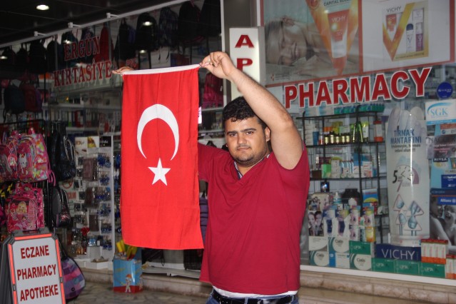 Şube önünde bir süre oturma eylemi yapan kalabalığın içerisinden seçilen temsilciler, şubenin içerisine girerek yetkililerle konuştu.