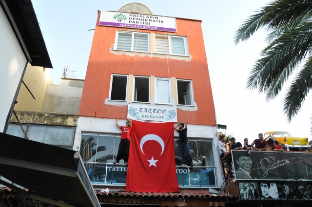 Gruptan bazı gençler, binanın ilk katına tırmanarak dev bir Türk bayrağı astılar. Grup, Türk bayrağını asmasının ardından "HDP tabelası inmeden dağılmayız" açıklamasını yaptı.