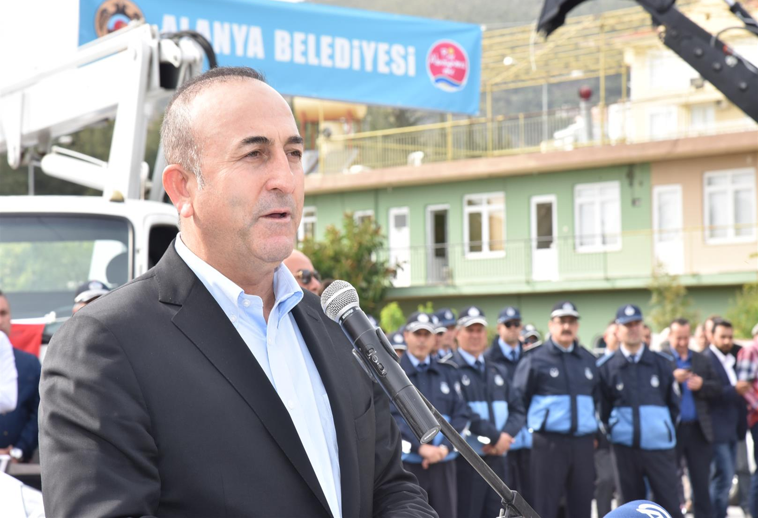 Alanya Belediyesi araç filosuna katılan 20 yeni iş makinesi ve araç, Dışişleri Bakanı Mevlüt Çavuşoğlu’nun da katımlıyla gerçekleştirilen dua töreni ile hizmete sunuldu.

Alanya Belediyesi birimlerin hizmet kapasitesini ileri seviyeye taşıyacak 20 adet yeni aracı dualar eşliğinde hizmete sundu. 

ALANYA BELEDİYESİ YENİ ARAÇLARLA HİZMET AĞINI GENİŞLETİYOR

Alanya Belediyesi Temizlik İşleri Müdürlüğü’nde organize edilen araç tanıtım toplantısına Dışişleri Bakanı Mevlüt Çavuşoğlu, Alanya Kaymakamı Dr. Hasan Tanrıseven, Alanya Belediye Başkanı Adem Murat Yücel, MHP İlçe Başkanı Hilmi Er, Ak Parti İlçe Başkanı Mustafa Berberoğlu, protokol üyeleri, Başkan yardımcıları, belediye meclis üyeleri, muhtarlar ve vatandaşlar katıldı.

YÜCEL: “103. ARACIMIZ HAYIRLI UĞURLU OLSUN”

Alanya Belediyesi bünyesine yeni katılan 20 aracın daha tanıtım toplantısında ilk sözü alan Alanya Belediye Başkanı Adem Murat Yücel, halka daha iyi hizmet için yeni araçlarla daha da büyüdüklerini söyledi. Başkan Yücel; “Bugün itibariyle Alanya Belediyesi’ne kazandırdığımız 103. İş makinesi ve aracımız. Halkımıza daha iyi daha sağlıklı hizmeti, yerinde ve zamanında verebilmek için güçlü araç ekipmanımıza yenilerini ekleyerek daha da güçleniyoruz. Araçlarımızın halkımıza hayırlı ve uğurlu olmasını temenni ediyorum. Sayın Bakanımız Mevlüt Çavuşoğlu’na da davetiyemizi kırmayarak duamıza iştirak ettiği için ayrıca teşekkür ediyorum” dedi.

BAKAN ÇAVUŞOĞLU: “BAŞKANIMIZ ALANYA’YA HİZMET ETMEK İÇİN ÇALIŞIYOR”

Dış İşleri Bakanı Mevlüt Çavuşoğlu da konuşmasında yapılan hizmetlere teşekkür ederek birlikteliğe vurgu yaptı. Bakan Çavuşoğlu; “Belediye Başkanımız Adem Murat Yücel ve ekibi, gördüğünüz gibi Alanya’mızın bütün güzide bölgelerine hizmet etmek için çaba sarf ediyorlar. Turizm sezonunda bazı sıkıntılar var. Bu nedenle Alanya’mızı daha iyi tanıtmamız lazım. Bu konuda da gerek Belediye Başkanı olarak gerek ALTAV Başkanı olarak Adem Murat Yücel, bu konuda gayretler gösteriyor.” dedi.

ÇAVUŞOĞLU: “BELEDİYE BAŞKANIMIZLA AĞABEY KARDEŞ GİBİYİZ”

Dış İşleri Bakanı Mevlüt Çavuşoğlu, önemli olanın birlikte hizmet edebilmek olduğunu vurgularken şunları kaydetti; “İşte bugün belediyemize kazandırılan yeni makine ve araçların duasını yapıyoruz. Toplamda 103 aracımız olmuş. Hizmetin partisi ve ideolojisi olmaz. Kim bu memlekete en ufak bir hizmet ettiyse Allah ondan razı olsun. Alanya Belediye Başkanımız Adem Murat Yücel ile çok iyi bir uyumumuz var. Ağabey kardeş gibiyiz. Mevkii makam gelip geçicidir. Önemli olan dostluğun kardeşliğin devam etmesi ve birlikte hizmet yapabilmektir. Bugün görüyorum ki bu anlamlı törene çok sayıda hemşerimiz katılmış. Demek ki vatandaşlarımız Belediyemizin kapasitesinin artmasından memnun ve mutluluk duyuyor” 
Alanya Belediyesi’nin bünyesine kazandırılan yeni araçların duasını Alanya Müftüsü Mustafa Topal yaparken açılış kurdelesini Dış İşleri Bakanı Mevlüt Çavuğlu, Alanya Belediye Başkanı Adem Murat Yücel ve Alanya Kaymakamı Dr. Hasan Tanrıseven, protokol üyeleri ile birlikte  kesti. Açılışın ardından Dış işleri Bakanı Mevlüt Çavuşoğlu ve Alanya Belediye Başkanı Adem Murat Yücel, araçları birlikte inceledi. 

Araç filosuna eklenen araçlar şöyle: 2 adet çöp taksinin yanı sıra, 2 adet otobüs, 1 adet su tankeri, 1 adet sepetli kamyonet, 3 adet 15 tonluk damperli kamyon, 1 adet 3,5 tonluk damperli kamyon, 3 adet iş makinesi, 5 adet otomobil ve 2 adet motosiklet.