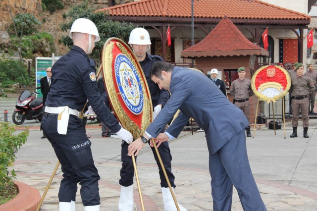 Atatürk'ün Alanya'ya gelişinin 81. yıldönümü törenlerle kutlandı. Törende bir konuşma yapan Alanya Kaymakamı Dr. Hasan Tanrıseven, ''Atatürk'ün gösterdiği doğrultuda önder ülke olmak için var gücümüzle çalışacağız'' dedi.

Atatürk’ün Alanya’ya gelişinin 81. yıldönümü kutlama programı, İskele'deki Atatürk Anıtı'na çelenk sunumu ve İstiklal Marşı'nın okunmasıyla başladı. Alanya Kaymakamı Dr. Hasan Tanrıseven, kutlama programında katılımcı öğrencilere, öğretmenlere ve protokol üyelerine yaptığı konuşmasında Cumhuriyetin Kurucusu Ulu Önder Mustafa Kemal Atatürk’ün 81 yıl önce Alanya'ya geldiğini belirterek Atatürk ve silah arkadaşlarını, vatan için şahadet mertebesine erişenleri şükranla andığını ifade etti.

KAYMAKAM TANRISEVEN ''TÜRK TURİZMİNİN YILDIZI OLAN ALANYA'MIZI DAHA DA ÇOK PARLATMAK ÇALIŞMALARIMIZI SÜRDÜRECEĞİZ''

Alanya Kaymakamı Dr. Hasan Tanrıseven konuşmasının devamında şunları kaydetti: '' Bugün Cumhuriyetimizin kurucusu Ulu Önder Atatürk'ün Alanya'ya gelişinin 81. yıldönümünü kutluyoruz. Ulu Önder Atatürk'ün bizlere gösterdiği yol doğrultusunda çalışmalarımızı sürdüreceğiz. Sevgili gençler; Atatürk'ün bizlere gösterdiği muasır medeniyet seviyesine ulaşmak için daha çok çalışacağız. Bu çalışmaları elbirliği ile yapacağız ki bu coğrafyada, Türkiye Cumhuriyeti en güçlü ve önder ülke olmaya devam edecektir. Geçmişe baktığımız zaman Türkiye'nin, Antalya'nın ve Alanya'mızın çok daha iyi yerlere geldiğini görüyorum. Ama bununla yetinmeyeceğiz ve önder ülke olmak için var gücümüzle çalışmalarımızı sürdüreceğiz. Olaylardan, bir takım aksaklıklardan asla yılmayacağız. 	Dünkü terör saldırısında olduğu gibi bu gibi olaylar bizim geleceğe endişe ile bakmamıza değil aksine daha çok bilenmemize ülkemizi sevmemize ve birbirimize kenetlenmemize vesile olacaktır. Ankara'daki saldırıda hayatlarını kaybeden Türk Silahlı Kuvvetleri Mensuplarına ve vatandaşlarımıza Allah'tan rahmet diliyorum. İnşallah el birliği ile çalışmalarımızı sürdürerek ülkemizi iyi bir yerlere getirme gayreti içerisinde olacağız. Türk turizminin yıldızı olan Alanya'mızı daha da çok parlatmak için Atatürk'ün gösterdiği doğrultuda çalışmalarımızı sürdüreceğiz.''

Alanya Belediye Başkan Vekili Mehmet Kula yaptığı konuşmada, Ankara’da dün gerçekleşen Terör saldırısını kınayarak sözlerine başladı. Belediye Başkan Vekili Kula, medeniyetlere ev sahipliği yapmış olan Alanya’yı 18 Şubat 1935’te ziyaret eden Ulu Önder Atatürk’ü büyük bir özlemle andıklarını belirterek birlik ve beraberlik içinde olunması gerektiğini söyledi.

Hasan Çolak Anadolu Lisesi Tarih öğretmeni Raşit Fehmi Raşitoğlu’nun günün anlam ve önemini belirten konuşmasının ardından Atatürk’ün Alanya’ya gelişi ile ilgili şiirleri; Hayate Hanım Ortaokulu ve Fevzi Alaettinoğlu Anadolu Lisesi öğrencileri tarafından okundu. Protokol, misafir ve öğrencilerin Atatürk Evi’ni gezmesiyle devam eden kutlama programı, saat 10.30'da da Atatürk’ün Alanya’ya gelişi ile ilgili kros yarışmasının ve Türkiye Atletizm Federasyonunun programında yer alan Atletizmi Geliştirme Yarışmasının düzenlenmesi ile son buldu.