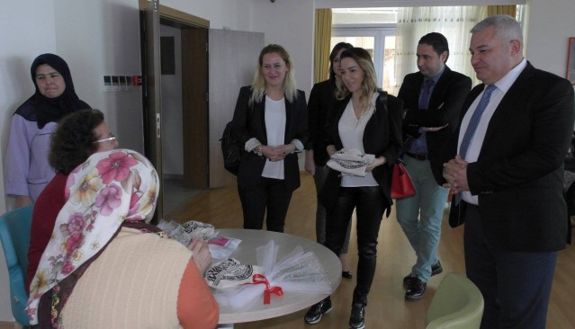 Alanya Ticaret ve Sanayi Odası Başkanı Mehmet Şahin, 8 Mart Dünya Kadınlar Günü etkinlikleri çerçevesinde, Alanya Huzurevi’ni ziyaret etti. Huzurevi sakinlerinin tek tek elini öpen Başkan Şahin, bayanlara şal, fular, ve karanfil; baylara da kravat hediye etti.

Ziyarette, ALTSO Yönetim Kurulu Üyesi Banu Okan Kavukçu ve TOBB Antalya Kadın Girişimciler Kurulu İcra Komitesi Başkan Yardımcısı Özlem Öz Kural da yer aldı. Kavukçu ve Kural da Başkan Şahin gibi huzurevi sakinleri ile birebir görüşmeler yaparak onlara moral verdiler, isteklerini dinlediler.

8 Mart Dünya Kadınlar Günü sebebiyle Alanya Huzurevi’ne bir ziyaret gerçekleştirdiklerini ifade eden Başkan Şahin, “Burada annelerimizi ve diğer tüm büyüklerimizi ziyaret ederek onlara moral vermek istedik. Hepimiz yaşlanacağız. Onlar da şu anda evlatlarından ayrılar ve gelen misafir kim olursa olsun dört gözle bekliyorlar. Burada Huzurevi Müdürümüz Esra Özarslan ve çalışanları sağ olsunlar bu ilgiye muhtaç büyüklerimize ellerinden geldiği kadar devletimizin şefkatini hissettiriyorlar. Gerçekten modern bir huzurevine sahip Alanya’mız. Bu gibi vesilelerle buradaki büyüklerimizi ziyaret ederek elimizden gelen desteği vermeye devam edeceğiz” dedi.

ÖZARSLAN’DAN ŞAHİN’E TEŞEKKÜR

Başkan Şahin’i kapıda karşılayan, Huzurevi Müdürü Esra Özarslan ise ALTSO Başkanı Mehmet Şahin’in her zaman desteğini gördüklerini söyledi. Başkan Şahin’le kısa bir görüşme gerçekleştiren Özarslan, ”Başkanımız Mehmet bey ile Banu ve Özlem hanıma nazik ziyaretlerinden dolayı çok teşekkür ederim. Huzurevi sakinlerimiz çok mutlu oldular. Sağ olsunlar ne zaman bizim yanımızdalar ve destek oluyorlar” dedi.