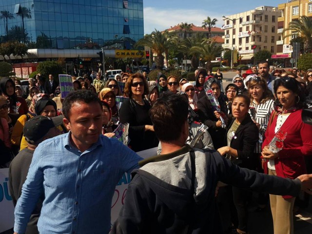 8 Mart Dünya Kadınlar Günü etkinlikleri kapsamında Atatürk Anıtı önünde yapılan kutlamalar sırasında iki erkek katılımcı "Biz de hak istiyoruz" diyerek bağırmaya başlayınca polis tarafında gözaltına alındılar.

Alanya Kent Konseyi'nin organizasyonluğunda Atatürk Anıtı önünde kutlama programı yapıldı. Her yıl olduğu gibi bu yıl da 'Kadına Şiddete 'Hayir' Bir Fırça da Sen At' temali etkinlik yapıldı. Daha sonra günün anlam ve önemine ilişkin konusmalar yapıldı. AKP İlçe Kadın Kolları Başkanı Şükran Çalık'ın konuşması esnasinda bazi tatsızlıklar da yaşandı. Çalık'ın "Kadınlar AKP ile daha özgür hale geldi, hakları arttı" ifadelerinin üzerine iki erkek vatandaş tepki gösterdi. Çalık'ın üzerine yürüyen vatandaşları polis güçlükle ayırdı. "Kadın hakları sizinle birlikte ayaklar altına alındı" diyen vatandaşlar alandan uzaklaştırıldı, ekipler tarafından uzaklaştırıldılar.