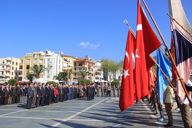 Tüm yurtta olduğu gibi '18 Mart Şehitler Günü ve Çanakkale Zaferi'nin 101. Yıldönümü' programı için çeşitli etkinlikler düzenlendi.

Çanakkale Zaferi’nin 101. Yıl Dönümü ve 18 Mart Şehitleri Anma Günü etkinlikleri, saat 09.00’da Atatürk Anıtı'na Alanya Kaymakamı Dr. Hasan Tanrıseven'in çelenk sunmasıyla başladı. Atatürk Anıtı önünde düzenlenen çelenk sunumu, saygı duruşu ve İstiklal Marşı'nın okunmasının ardından, anıt önünde düzenlenen tören sona erdi.

ÖĞRENCİLERDEN 18 MART NEDENİYLE ORATORYO GÖSTERİSİ

Çanakkale Zaferi’nin 101. Yıl Dönümü ve 18 Mart Şehitleri Anma Günü etkinlikleri, Alanya Kültür Merkezi’nde düzenlenen program ile devam etti.

Atatürk Anıtı önünde düzenlenen törenden sonra, törene katılanlar Alanya Kültür Merkezi A Salonuna geçerek, Milli Eğitim Müdürlüğü tarafından koordine edilen Çanakkale Zaferi Programını izlediler. Programın açılış konuşmasını Şehit Abdullah Ümit Sercan Anadolu Lisesi Müdürü Mevlüt Uysal yaptı. Günün anlam ve önemini belirten konuşmayı yapan Şehit Abdullah Ümit Sercan Anadolu Lisesi Tarih öğretmeni Şükrü Cihan Ercin'in ardından, Şehit Abdullah Ümit Sercan Anadolu Lisesi Kültür Edebiyat Kulübü öğrencileri, "Çanakkale Geçilmez – Çanakkale'den Ankara’ya" adlı Oratoryo gösterisi sergilediler.

TANRISEVEN VE PROTOKOL ÜYELERİNDEN ŞEHİTLERE ZİYARET

Alanya Kültür Merkezi A Salonunda düzenlenen törenin ardından, Alanya Kaymakamı Dr. Hasan Tanrıseven, protokole mensup üyeler ve şehit yakınları ile birlikte İlçe Şehitliği'ni ziyaret ettiler. Alanya Kaymakamı Dr. Hasan Tanrıseven, şehitlik özel defterini imzalayarak şehit mezarlarına el çelengi bıraktı. Şehit mezarları ziyaret edildikten sonra İlçe Müftülük görevlileri tarafından şehitlerimizin ruhuna dualar okundu.

TANRISEVEN ŞEHİT YAKINLARI İLE YAKINDAN İLGİLENDİ

Alanya Kaymakamı Dr. Hasan Tanrıseven, İlçe Şehitliği'ni ziyareti esnasında, şehit yakınları ile bir süre sohbet edip, herhangi bir isteklerinin olup olmadığını sordu. Ziyarette, şehitler rahmet ve minnetle anılırken duygu dolu anlar yaşandı.