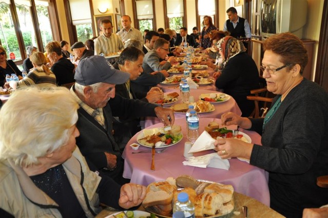 Alanya Belediyesi, Yaşlılar Haftası nedeniyle Tevfik Hoca Alanya Evi müdavimlerine kahvaltı düzenledi. Yaklaşık 60 vatandaşın katıldığı kahvaltıda konuşan Alanya Belediye Başkan Yardımcısı Nazmi Yüksel, “Belediyemiz, 365 gün sizlerin hizmetinde. ” dedi.

Alanya Belediyesi, Yaşlılar Haftası nedeniyle Tevfik Hoca Alanya Evi müdavimlerine kahvaltı düzenledi. Yaklaşık 60 vatandaşın katıldığı kahvaltıda konuşan Alanya Belediye Başkan Yardımcısı Nazmi Yüksel, “Belediyemiz, 365 gün sizlerin hizmetinde. ” dedi.

Ülkemizde 18-24 Mart tarihleri arasında kutlanan Yaşlılar Haftası bugün başladı. Hafta nedeniyle Alanya Belediyesi, Tevfik Hoca Alanya Evi müdavimi olan yaşlı vatandaşlar için bir kahvaltı programı düzenledi. Programa Başkan Yardımcısı Nazmi Yüksel’in yanı sıra Belediye Sosyal Yardım İşleri Müdürü Bilal Nurgül, Engelsiz Park ve Yaşam Merkezi Psikologu Esra Yemez, Tevfik Hoca Evi Hemşiresi Muazzez Kaya, Kadıpaşa Mahallesi Muhtarı Hasan Öner, basın mensupları ve Tevfik Hoca Evi müdavimi yaşlılar katıldı.

“DİĞER HİZMETLERİMİZİN YANISIRA SOSYAL PROJELERİMİZ DE ÇOK ÖNEMLİ” 

“Yaşlılar Haftası bizim için önemli, ancak sizler ise her gün önemlisiniz” diyerek sözlerine başlayan Başkan Yardımcısı Nazmi Yüksel, “Alanya Belediyesi olarak yaşlılarımıza çok değer veriyoruz. Sadece Yaşlılar Haftası’nda değil, 365 gün bu mekanı kullanabilirsiniz. Alanya Belediyesi olarak yol, su, köprü ve diğer park bahçe hizmetlerinin yanı sıra sosyal projelerimize de çok önem veriyoruz. Sizler, engelli bireylerimiz, gençlerimiz bizim için çok önemlidir. Belediye Başkanımızın önderliğinde, 365 gün sizler için, vatandaşlarımız için çalışıyoruz” dedi. 

“BİZE BU FIRTASI VERDİĞİNİZ İÇİN TEŞEKKÜR EDERİZ”

Tevfik Hoca Alanya Evi müdavimi yaşlılar adına söz alan Emekli Öğretmen Çiğdem Çopuroğlu ise “Bize böyle bir buluşma mekanı verdiğiniz için Belediye Başkanımıza, size ve ekibine çok teşekkür ederiz. Bizim bu mekanda çok güzel paylaşımlarımız oluyor. Bir birimizin sevincini, üzüntüsü paylaşıyoruz. Belediye bize burada ücretsiz psikolojik destek, fizyoterapi ve pansuman gibi hizmetleri de veriyor” ifadesini kullandı.

ENGELLİLERDEN JEST

Özel Özgün Kardelen Eğitim ve Rehabilitasyon Merkezi öğrencileri de bir sürpriz yaparak programa dahil oldu. Engelli öğrenciler yaşlılara karanfil dağıtarak ellerini öptü.