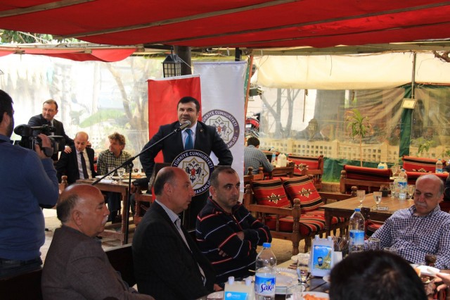 Dışişleri Bakanımız Sayın Mevlüt Çavuşoğlu, Alanya Kaymakamı Dr. Hasan Tanrıseven’in ev sahipliğinde düzenlenen öğle yemeğinde kurum müdürleri, oda başkanları, sivil toplum kuruluşları temsilcileri ve turizmcilerle bir araya geldi. 

Düzenlenen yemekte konuşan Alanya Kaymakamı Dr. Hasan Tanrıseven, Dışişleri Bakanı Mevlüt Çavuşoğlu’nun turizmin sıkıntılı olduğu süreçte, Alanya’ya gelerek turizm ve birçok konularda moral verdiğini belirtti. 

TANRISEVEN “KARAMSAR OLDUĞU BİR DÖNEMDE BİZLERE MORAL VEREN SAYIN BAKANIMIZA TEŞEKKÜR EDİYORUM”

Alanya Kaymakamı Dr. Hasan Tanrıseven konuşmasının devamında şunları kaydetti: 

“Alanya’nın değerli protokolü sivil toplum ve kuruluşlarının değerli başkanları, bizler de bu nezih topluluğa ev sahipliği yapmaktan mutluluk duyuyoruz. Sayın Bakanım bundan önce turizmde herkesin karamsar olduğu bir ortamda geldiniz ve çok geniş katılımlı olarak bütün turizmcilere ve Alanya’ya moral verdiniz. Orada da demiştim ki Sayın Bakanımıza çok rahat ulaşabiliyoruz, bütün sorunlarımızı dile getiriyoruz ve “Sayın Bakanımız hükümet nezdinde inanıyoruz ki gerekli çalışmaları yapacaktır.” demiştik. Teşekkür ediyoruz. Hemen gittiniz ardından Sayın Başbakanımız yeni bir paket açıkladı. Turizmcileri rahatlatacak çeşitli tedbirler getirildi. İnanıyoruz ki buradaki turizmcilerimiz Alanya’nın yetkili birimleri odalarımız sorunlarını size iletecekler yeni sezonda da inşallah sizlerin desteğinizle güzel müjdeler alacağız. Son günlerde Türkiye’ye karşı olan politikalarda bir yumuşama olduğunu turizmde de olumlu gelişmeler olduğunu büyük bir mutlulukla görüyoruz ve seviniyoruz. Sayın Bakanım  ocak ayında yaptığımız toplantıda özellikle üniversitelere verdiğiniz önemi dile getirmiştiniz. Sizlerin desteğinizle gerek devlet üniversitemiz olan Alanya Alaaddin Keykubat Üniversitesi gerek vakıf üniversitemiz olan Alanya Hamdullah Eminpaşa Üniversitesi yollarına devam ediyorlar. Verdiğiniz destek için sizlere minnettarız. Sizlerin desteğinizle YÖK Başkanımızı ziyaret ettik. Sayın Başkandan büyük destek aldık yeni açılacak bölüm ve fakülteler hakkında. Keza desteklerinizle Alanya Hamdullah Emin Paşa üç yeni bölüm açıldı. Yüksek lisans için müracaatlarımız var, onlara da desteğinizin süreceğine inanıyoruz. Alanya’nın aynı zamanda bir turizm kenti değil bir üniversite kenti haline getirilmesi için de çabalarımız devam ediyor. Hem maddi katkılarınız var hem manevi katkılarınız var hem bürokraside de bu yeni fakülteler bölümler açılması Üniversitelerimizin büyümesi için de gayretleriniz var. Onun için de sizlere minnettarız, inanıyorum ki bugün vereceğiniz olumlu haberlerle Alanya’mızda tekrar bir umut dalgası yaratacağınıza inanıyoruz." 

ÇAVUŞOĞLU “BU ŞEHRİ YÖNETİCİLER SAHİPLENMEZSE HİZMETLER HEP EKSİK KALIR”

Gösterilen ilgiden dolayı teşekkür eden Dışişleri Bakanımız Sayın Mevlüt Çavuşoğlu ise yapmış olduğu konuşmada şunları kaydetti: 

"Alanya da evimde bana gösterdiğiniz ilgiden dolayı teşekkür ederim. Avrupa standartlarına ulaşmak için uğraşıyoruz ama kendi geleceklerimizi de yaşatmak için çalışıyoruz. Alanya'ya her gelişimizde Alanya'nın sorunlarıyla birebir uğraşan arkadaşlarımızla bir arada olmaktan dolayı mutluyuz. Dün Türkiye - İsveç maçı için buradaydım. Milli takımı da tebrik ediyorum. Alanya'ya her gelişimde sizlerle neden bir araya geliyorsunuz. Amacımız Alanya'nın sorunlarını çözmektir. Bu şehri yöneticiler sahiplenmezse hizmetler hep eksik kalır. Biz elimizden geldiğince sizlerin taleplerini değerlendirip hizmet etmeye çalışıyoruz. Çok şükür yanımızda yönetilemeyen ülkeler var ama Türkiye olarak istikrarımızı koruyoruz. Turizmin bazı konulardan dolayı etkilendiğini biliyoruz ama böyle günlerden de ders çıkarmak gerekiyor. Bu yüzden birlik beraberlik içerisinde olmalıyız. Güzel Alanya'mız sayesinde dünyada bir markayız ama başka ülkelerden turistlere de ulaşmak gerekiyor. Bölgeye daha fazla uçuşu sağlamanın yollarını aramalıyız. Bu sene zor olabilir ama hep birlikte atlatabiliriz" dedi.

Yemek sonunda Kurum Müdürleri, Oda Başkanları, STK Temsilcileri Dışişleri Bakanımız Sayın Mevlüt Çavuşoğlu ile bir araya getirdikleri için Alanya Kaymakamı Dr. Hasan Tanrıseven'e teşekkür ettiler.