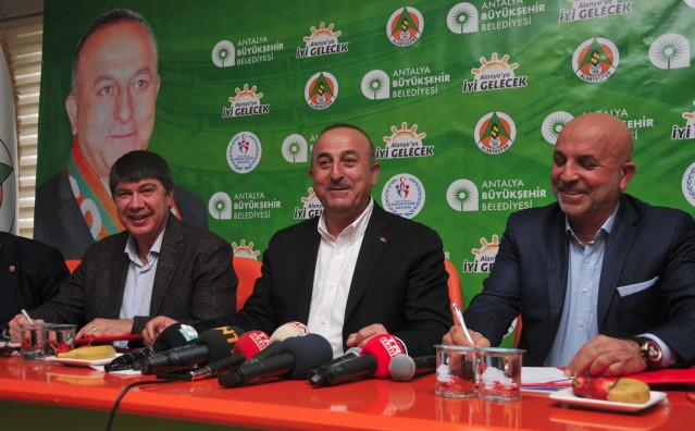 'Antalya'nın Süper Lig'de neden 2 takımı var. 2 takım fazla' diye eleştiriler olduğunu kaydeden Bakan Çavuşoğlu şöyle dedi: “Alanyaspor hak ederek çıktı. Neden fazla olsun. Antalyaspor da ligin en iyi futbolunu oynayan takımlardan birisidir. Antalyaspor'un tesislerine dünya hayran oluyor. Aynısını şimdi Alanya'ya da yapıyoruz. Antalya bir dünya markasıdır ve Avrupa'nın gözbebeğidir. Tabi ki 2 takımı olacak Süper Lig'de. Biz Alanyaspor olarak mütevazılığımızı kaybetmeyeceğiz. Efendi olacağız, ayağımız yerden kesilmeyecek. Taraftarlarımız da Alanya'ya gelen diğer taraftarları centilmence ağırlasın. Tribünlerimizde küfre izin vermeyelim.”