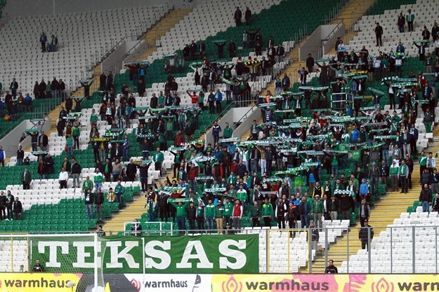 Az sayıdaki Bursaspor taraftarı maç boyunca Bursaspor yönetimini istifaya davet ettiler.
