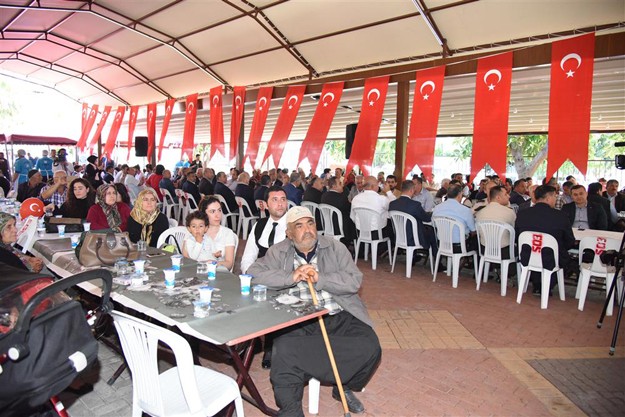 Alanya Belediyesi Mehteran Takımı’nın marşları ile eşlik ettiği tören, saygı duruşu ve İstiklal Marşı’nın okunması ile başladı. Törenin açılış konuşmasını yapan Başkan Danışmanı Emekli Albay Esap Yaşar Yılmaz; “Bugün burada hayatlarınızın en mutlu anlarından birini yaşıyorsunuz.